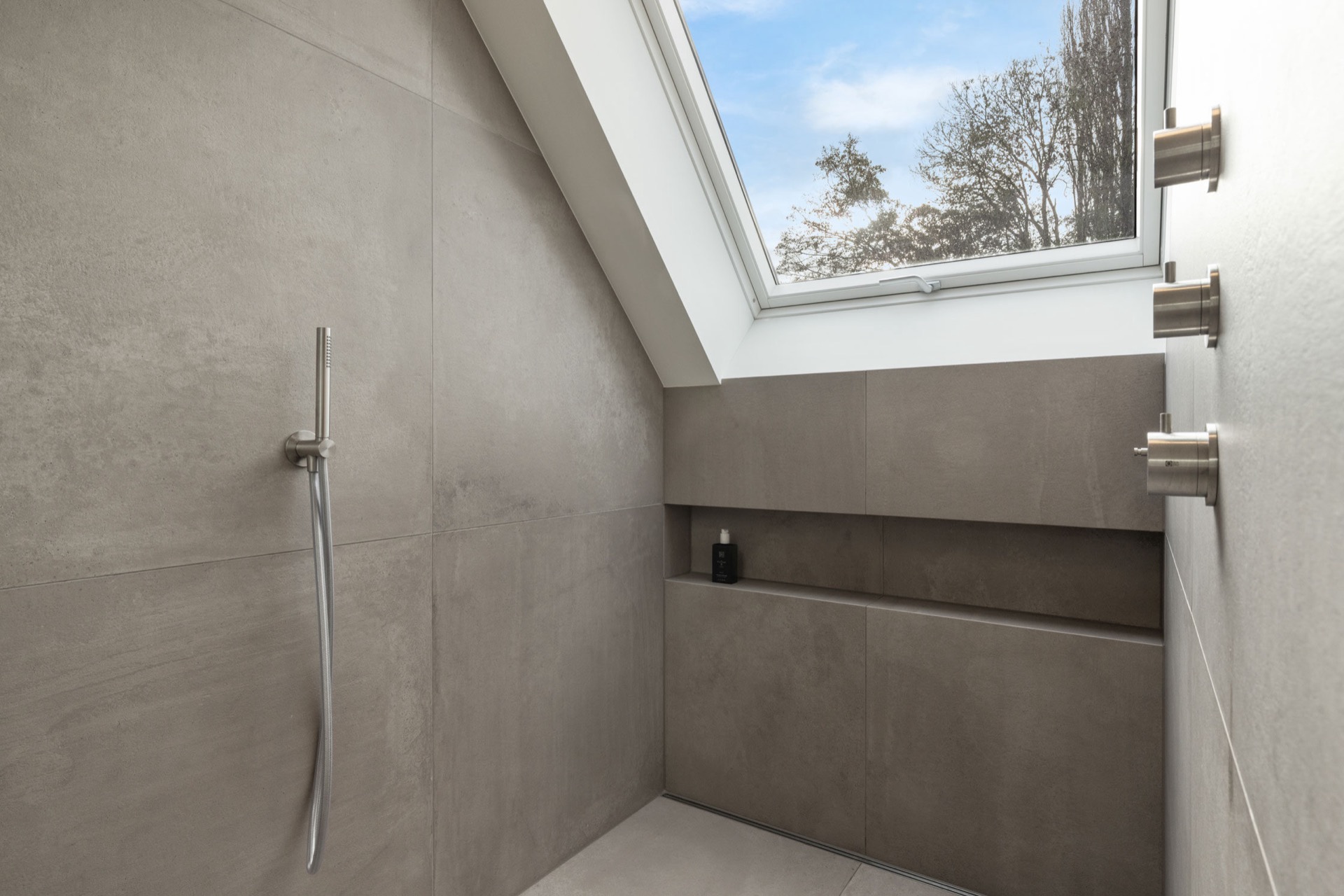 indoor-outdoor kitchen: shower with rain showerhead, large wall tiles and daylight from a skylight, Luxe, Design, Exclusief, Modern, Maatwerk, Bijzondere, Mooie