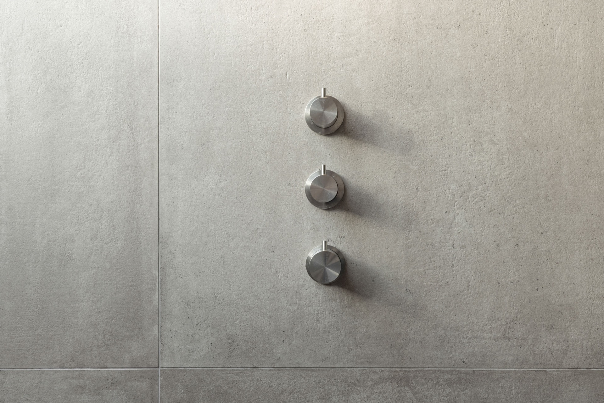 indoor-outdoor kitchen: close-up of shower controls with round knobs on a grey tiled wall, Luxe, Design, Exclusief, Modern, Maatwerk, Bijzondere, Mooie