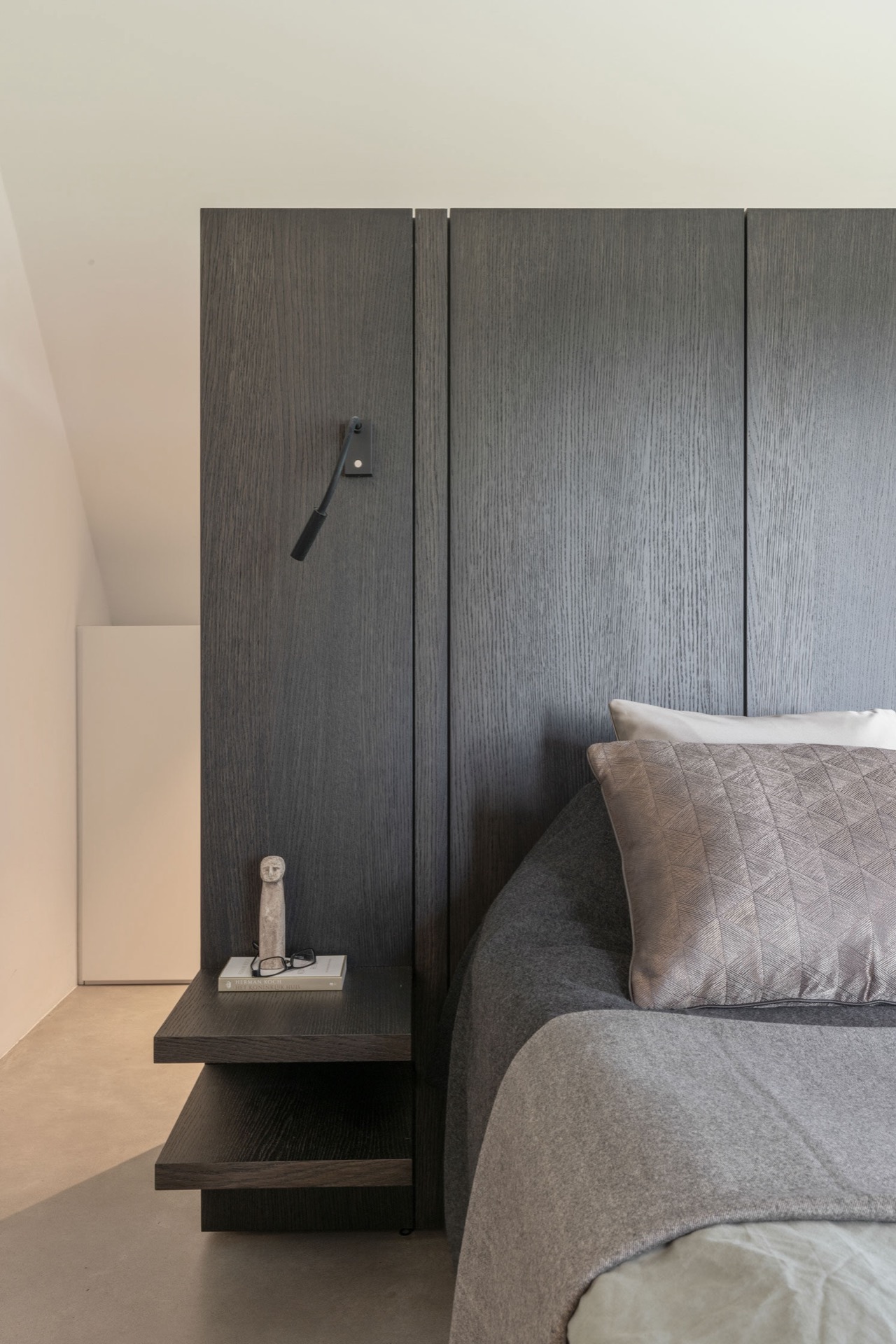 indoor-outdoor kitchen: seating area with dark wood wall panels and built-in bench form, Luxe, Design, Exclusief, Modern, Maatwerk, Bijzondere, Mooie