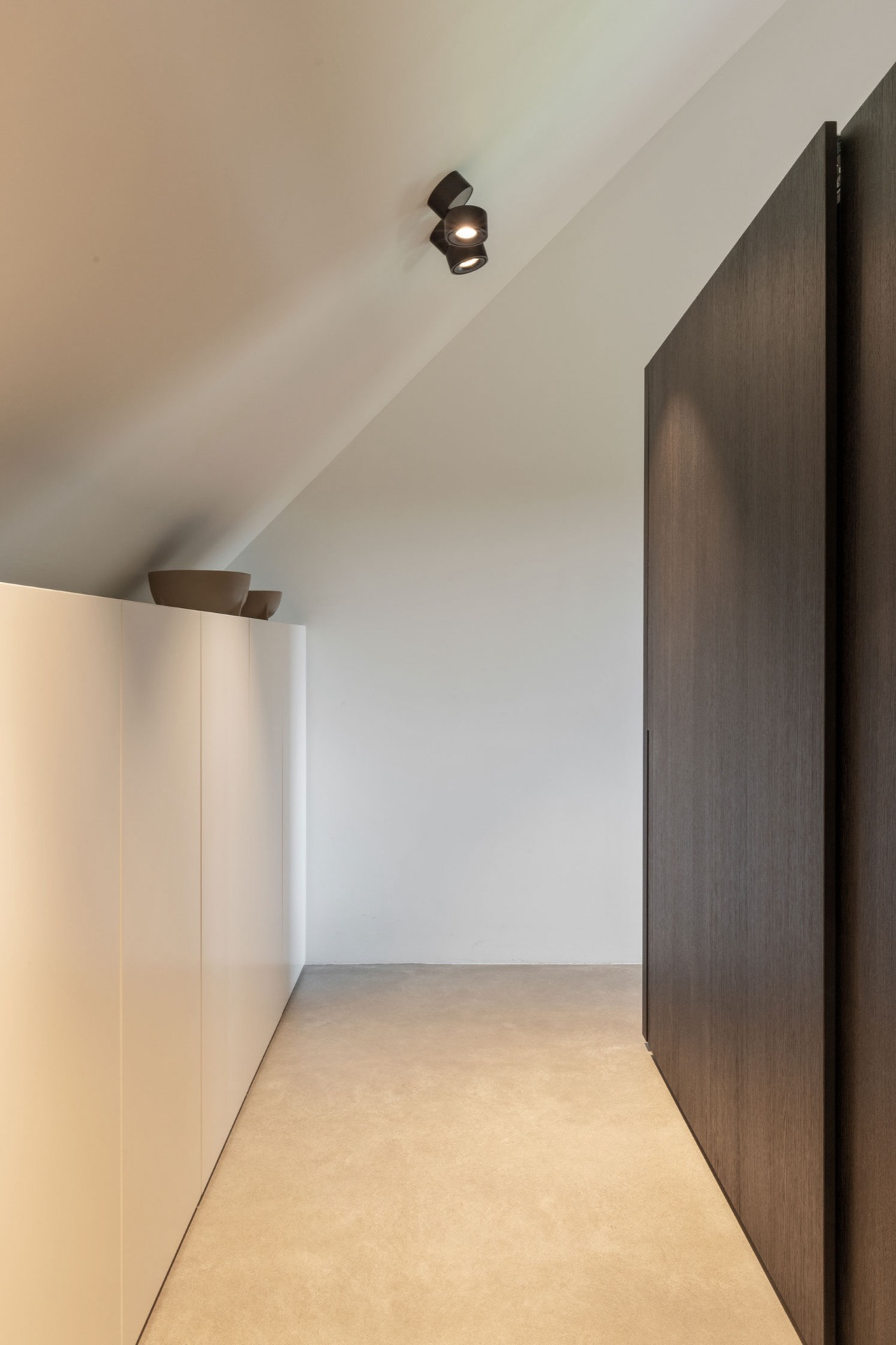 indoor-outdoor kitchen: hall with built-in dark cabinet wall, white walls and sharp corner lines, Luxe, Design, Exclusief, Modern, Maatwerk, Bijzondere, Mooie