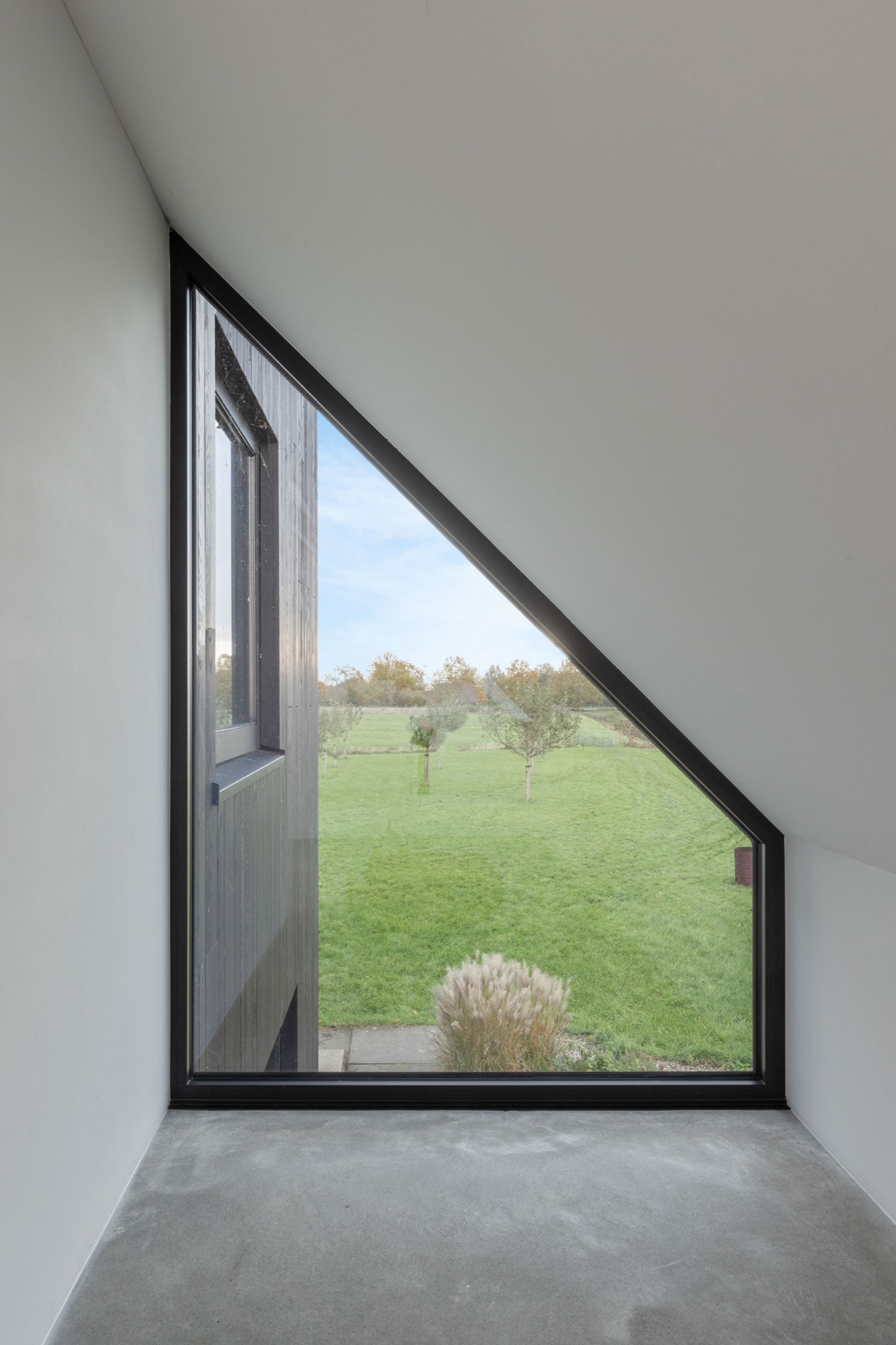 indoor-outdoor kitchen: large window opening with view of the green outdoors from inside, Luxe, Design, Exclusief, Modern, Maatwerk, Bijzondere, Mooie