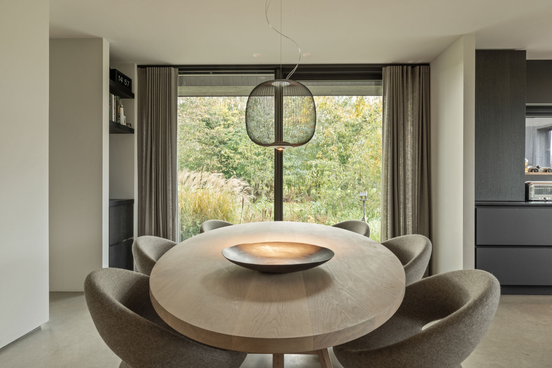 indoor-outdoor kitchen: living-dining area with round table, pendant light and large windows facing the garden, Luxe, Design, Exclusief, Modern, Maatwerk, Bijzondere, Mooie