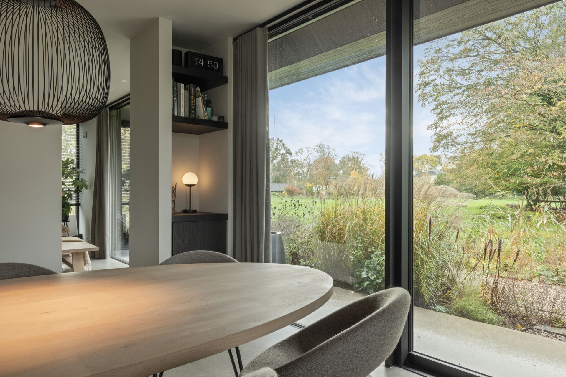 indoor-outdoor kitchen: view from living area to garden through large windows with curtains and built-in niche, Luxe, Design, Exclusief, Modern, Maatwerk, Bijzondere, Mooie
