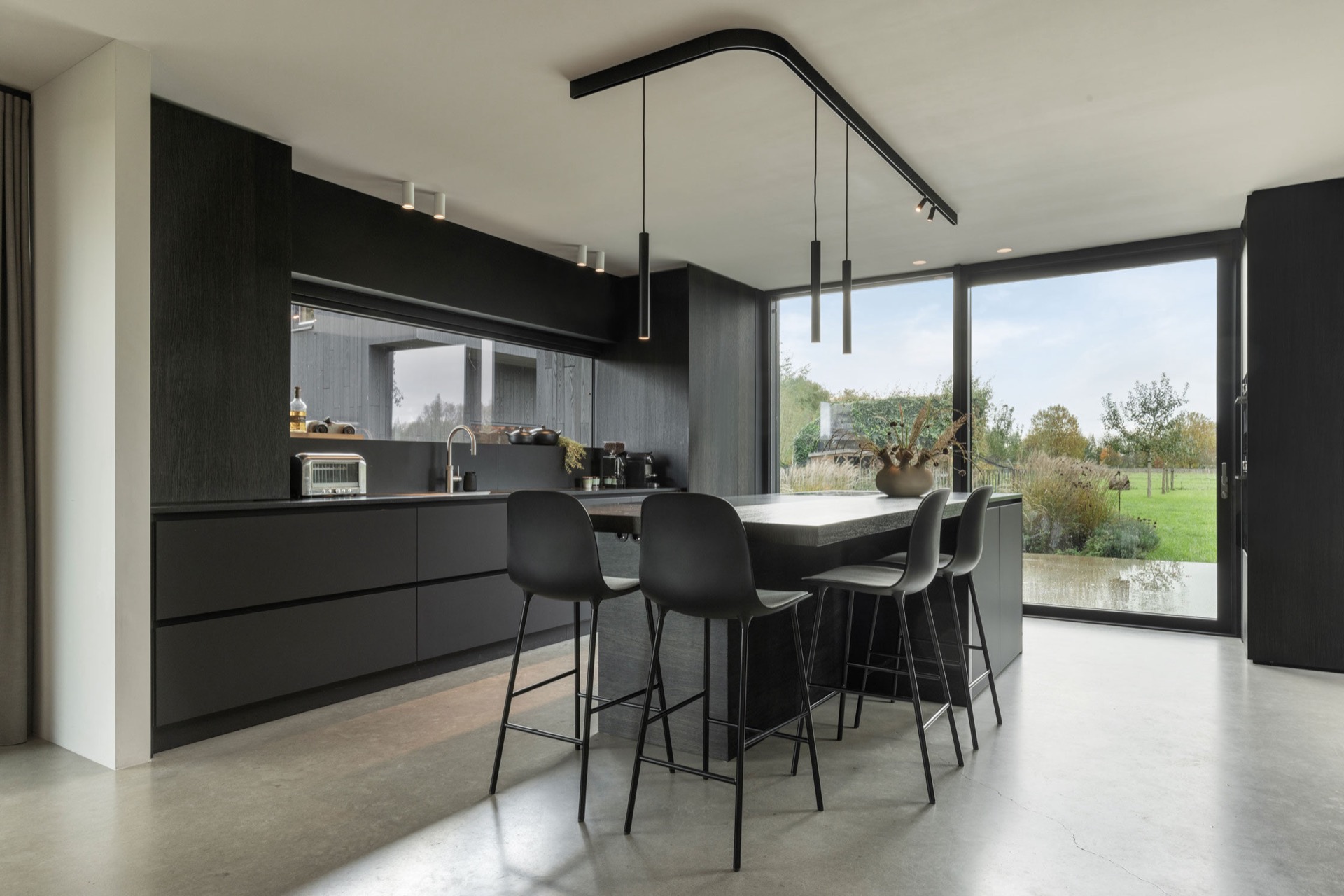indoor-outdoor kitchen: modern kitchen with island, dark wood wall and large window opening to outdoors, Luxe, Design, Exclusief, Modern, Maatwerk, Bijzondere, Mooie
