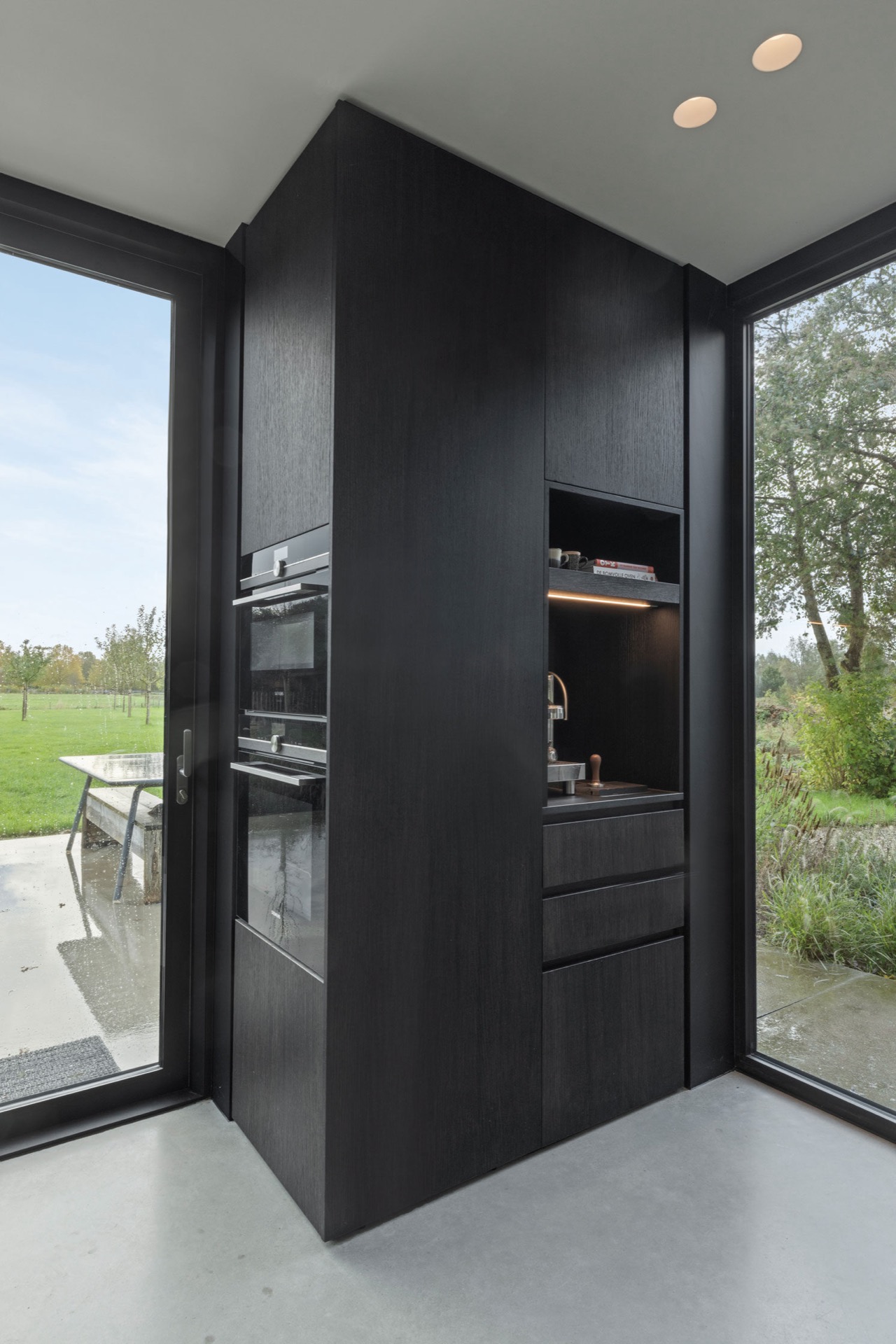 indoor-outdoor kitchen: dark built-in kitchen wall with cabinets, open compartments and integrated lighting, Luxe, Design, Exclusief, Modern, Maatwerk, Bijzondere, Mooie