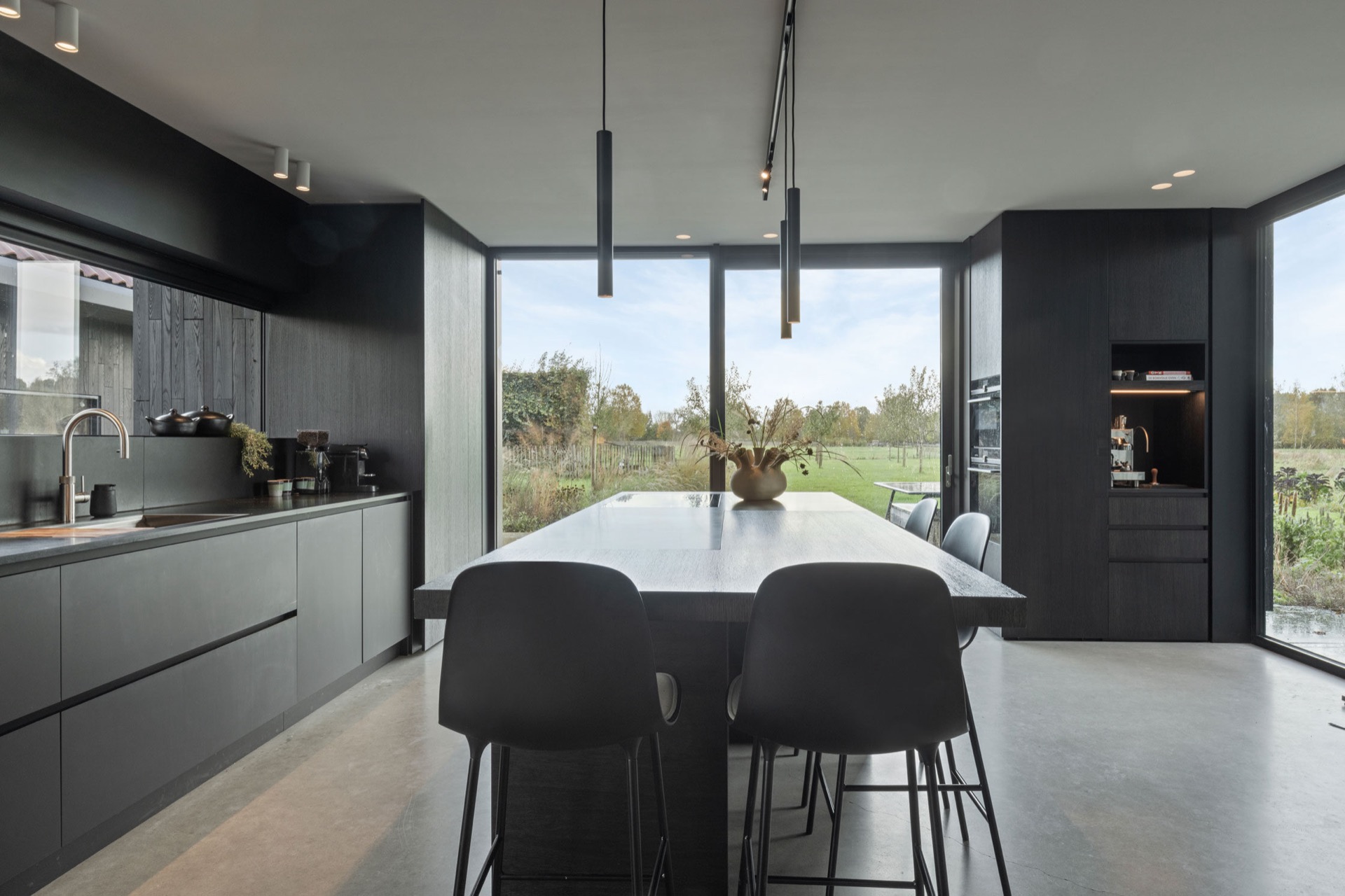 indoor-outdoor kitchen: open kitchen-dining area with dining table, dark kitchen wall and large windows to the garden, Luxe, Design, Exclusief, Modern, Maatwerk, Bijzondere, Mooie
