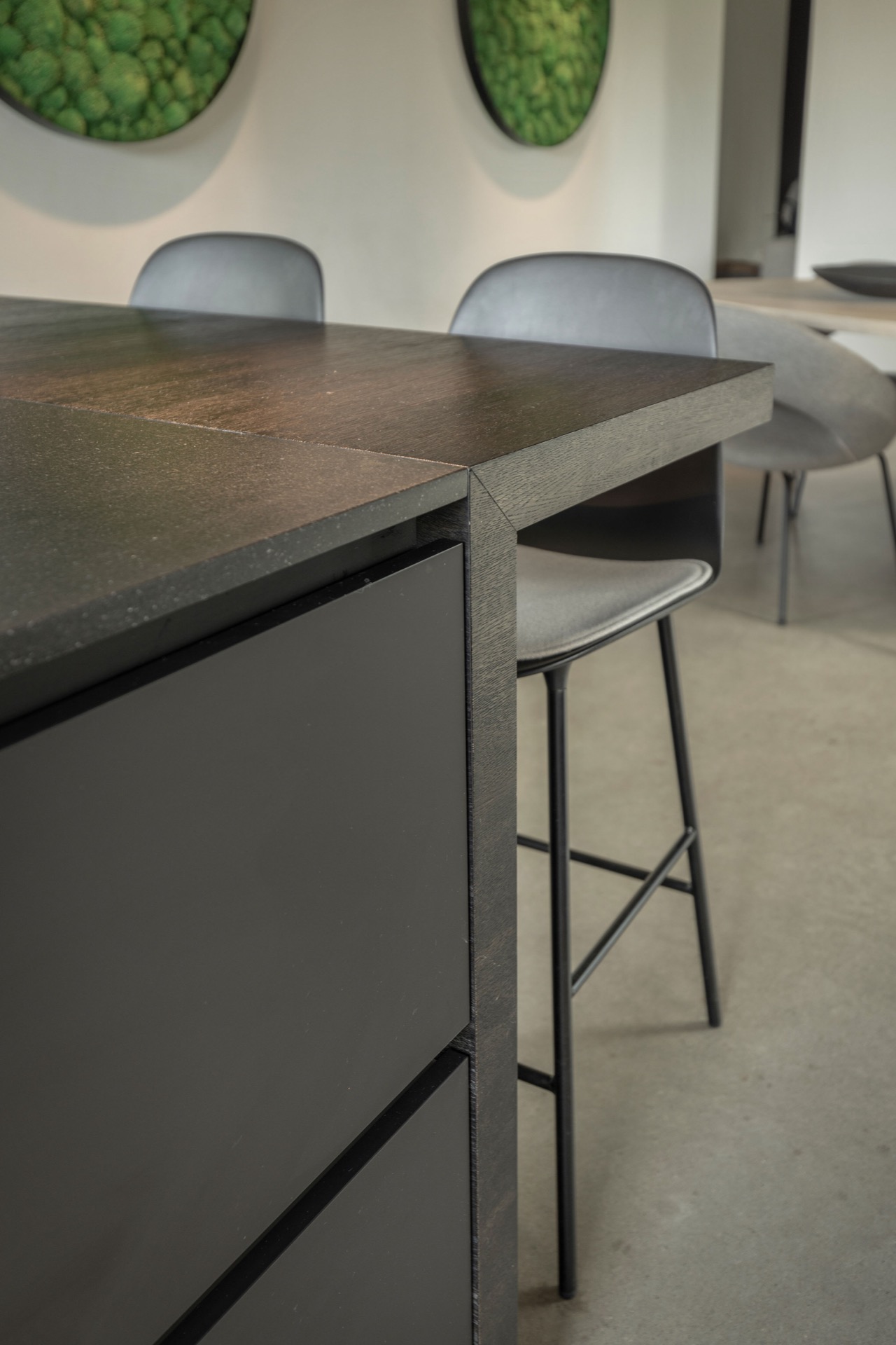 indoor-outdoor kitchen: detail of kitchen island: dark countertop, crisp seams and vertical fronts, Luxe, Design, Exclusief, Modern, Maatwerk, Bijzondere, Mooie