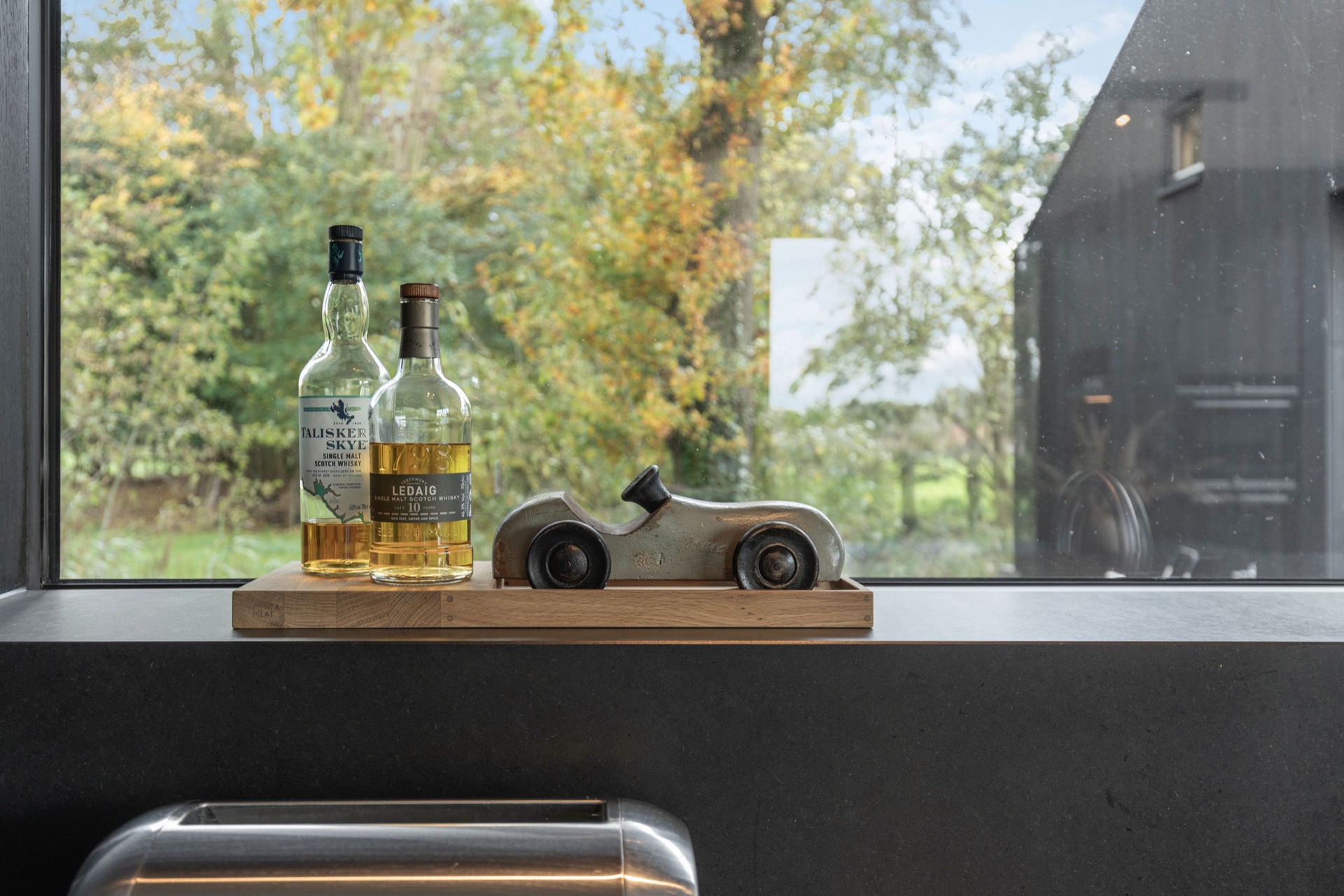 indoor-outdoor kitchen: window sill detail with view through the glass to the outdoors and greenery, Luxe, Design, Exclusief, Modern, Maatwerk, Bijzondere, Mooie