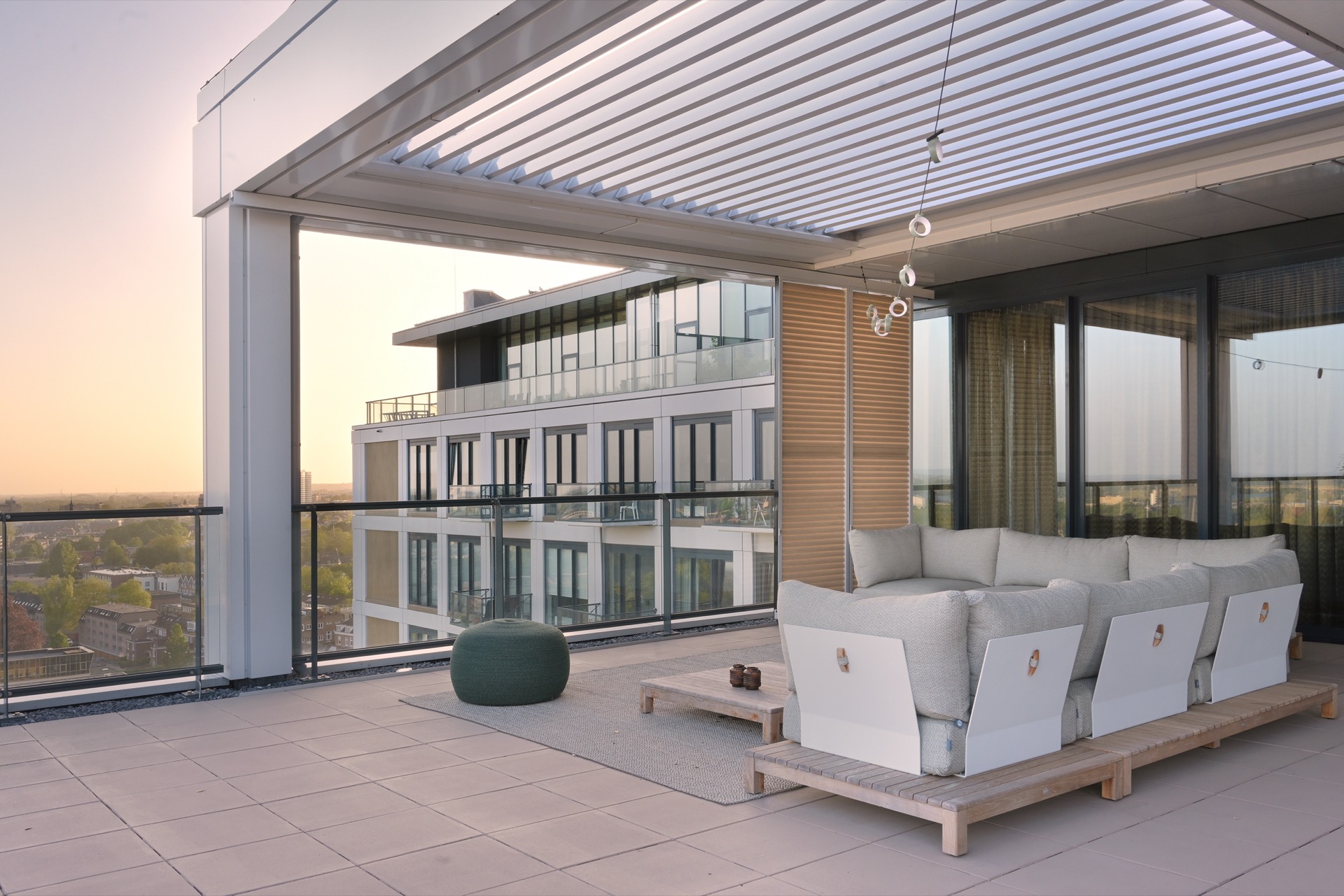 louvered roof rooftop terrace: rooftop terrace with vertical wooden slat screens, covered roof and glass balustrade, Luxe, Design, Exclusief, Modern, Maatwerk, Bijzondere, Mooie