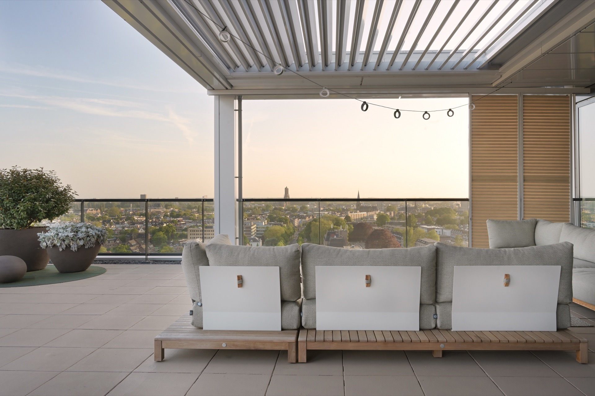 louvered roof rooftop terrace: covered rooftop terrace with glass balustrade, louvered roof and luxury lounge seating, Luxe, Design, Exclusief, Modern, Maatwerk, Bijzondere, Mooie