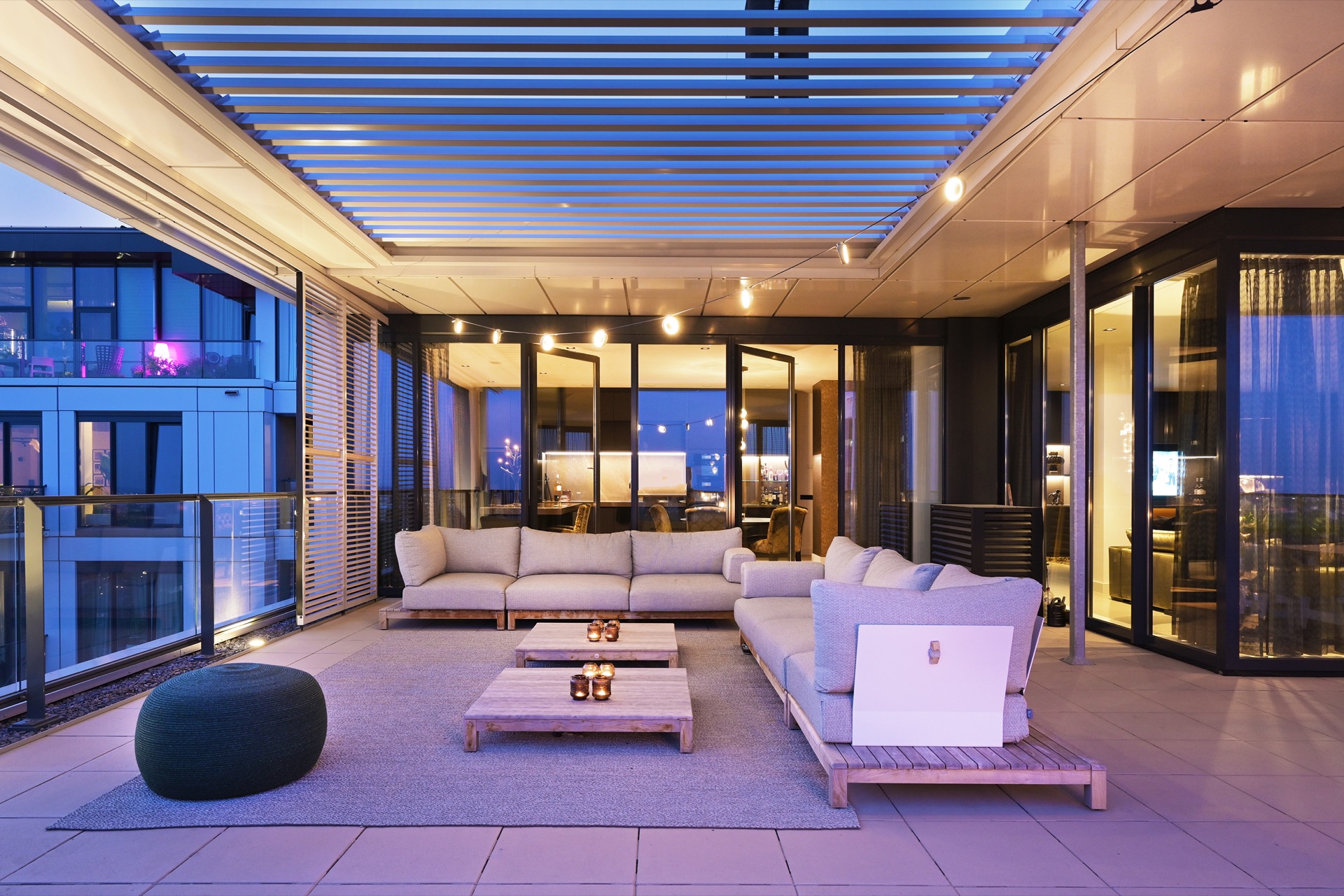 louvered roof rooftop terrace: illuminated rooftop terrace with louvered roof, glass façade and modern lounge seating, Luxe, Design, Exclusief, Modern, Maatwerk, Bijzondere, Mooie