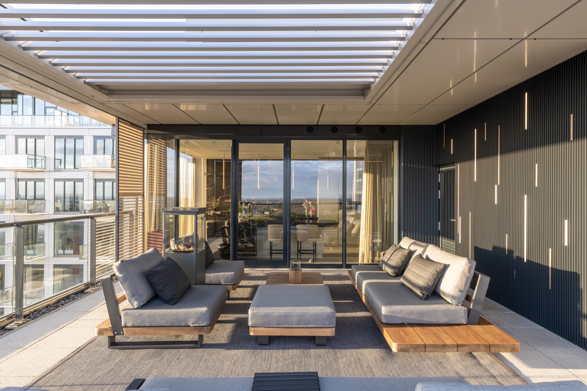 louvered roof rooftop terrace: loggia with glass openings, vertical wooden slat wall and illuminated canopy, Luxe, Design, Exclusief, Modern, Maatwerk, Bijzondere, Mooie