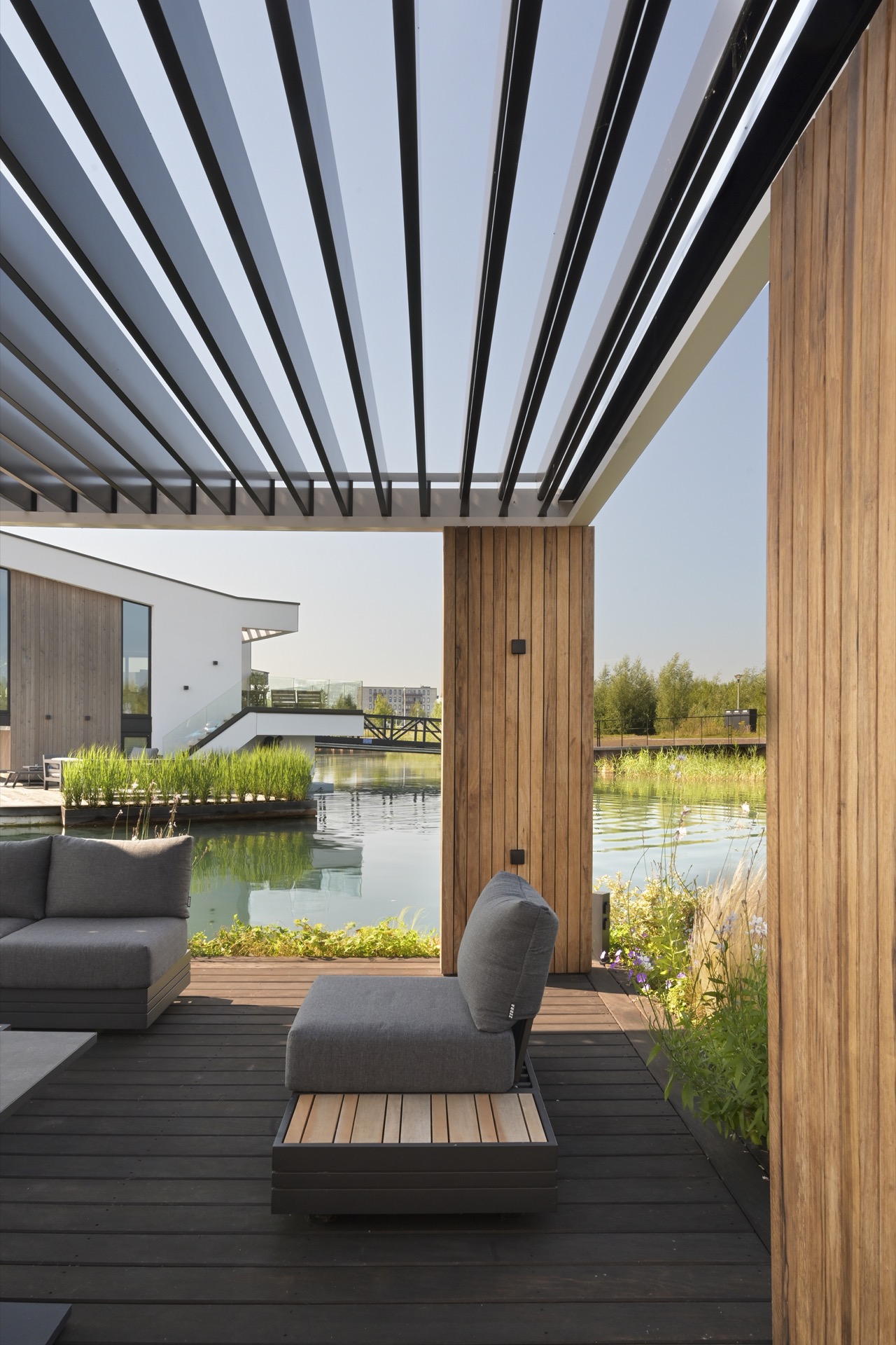 terrazza galleggiante sull’acqua: dettaglio della copertura in legno e della terrazza sull’acqua con rivestimento verticale, Luxury, Design, Exclusive, Modern, Custom Made, Special, Beautiful
