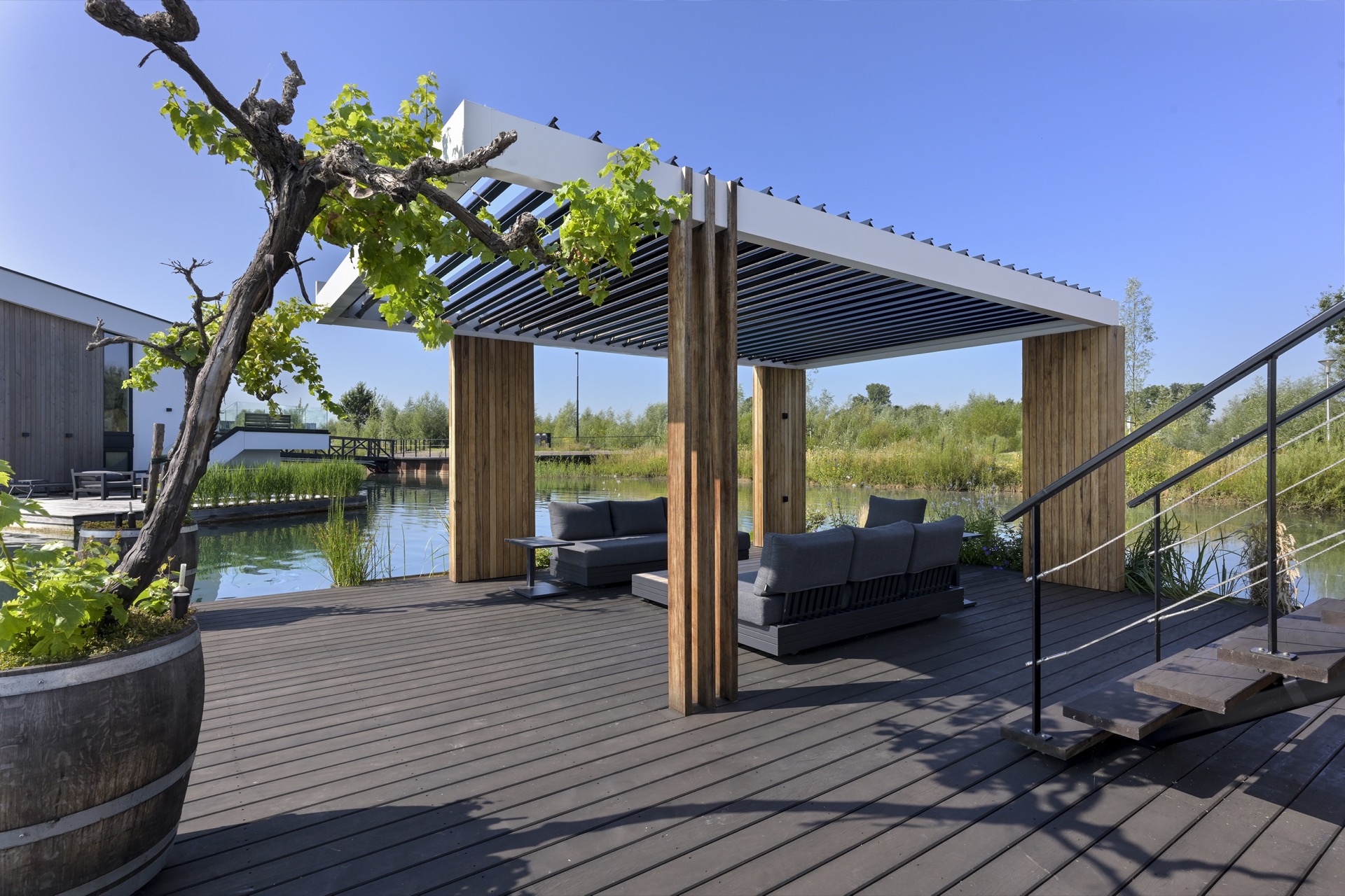 terrazza galleggiante sull’acqua: terrazza esterna coperta con pergola in legno, area lounge e vista sull’acqua, Luxury, Design, Exclusive, Modern, Custom Made, Special, Beautiful