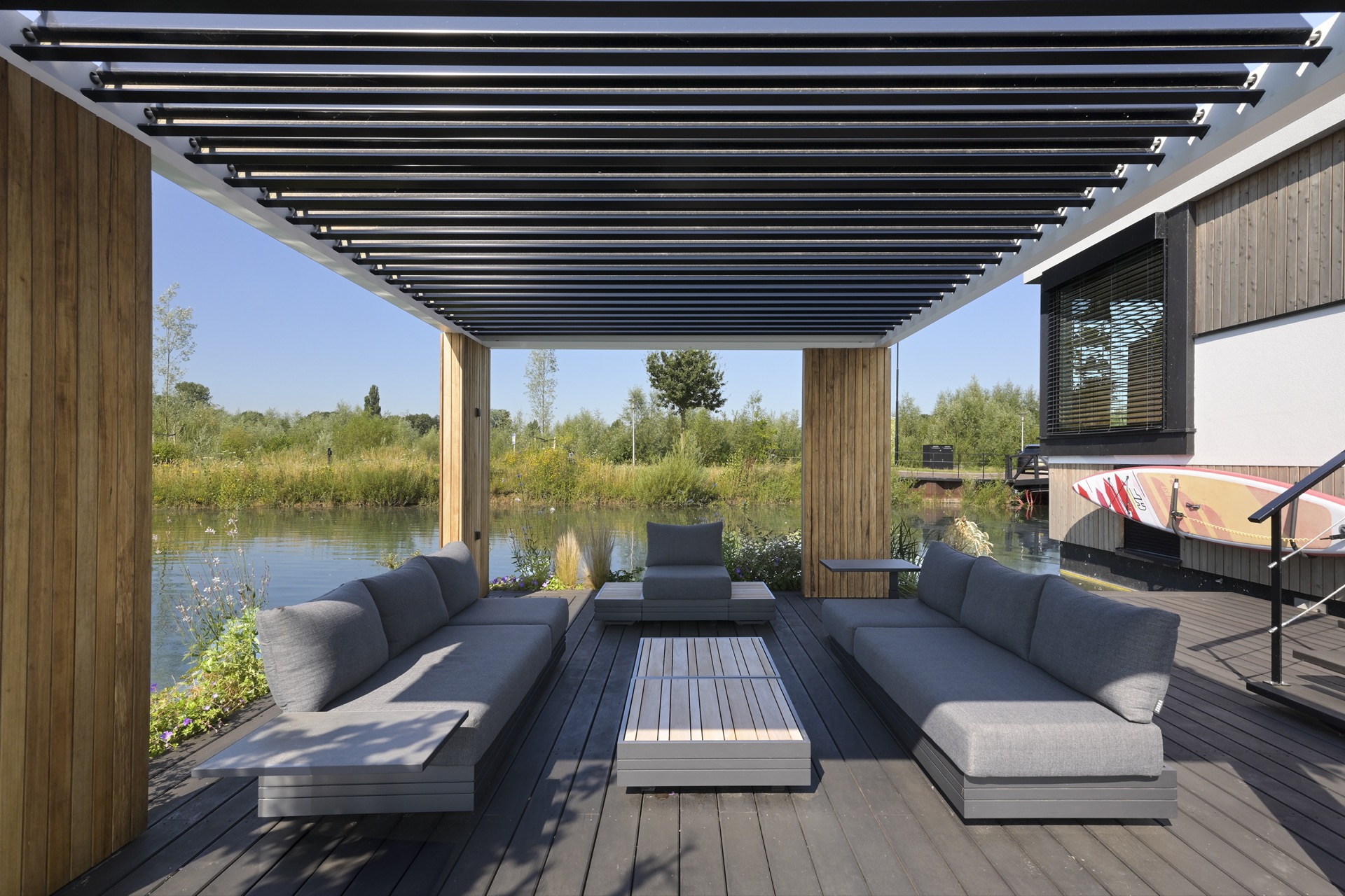terrazza galleggiante sull’acqua: zona lounge su terrazza galleggiante coperta con pergola in legno sopra l’acqua, Luxury, Design, Exclusive, Modern, Custom Made, Special, Beautiful