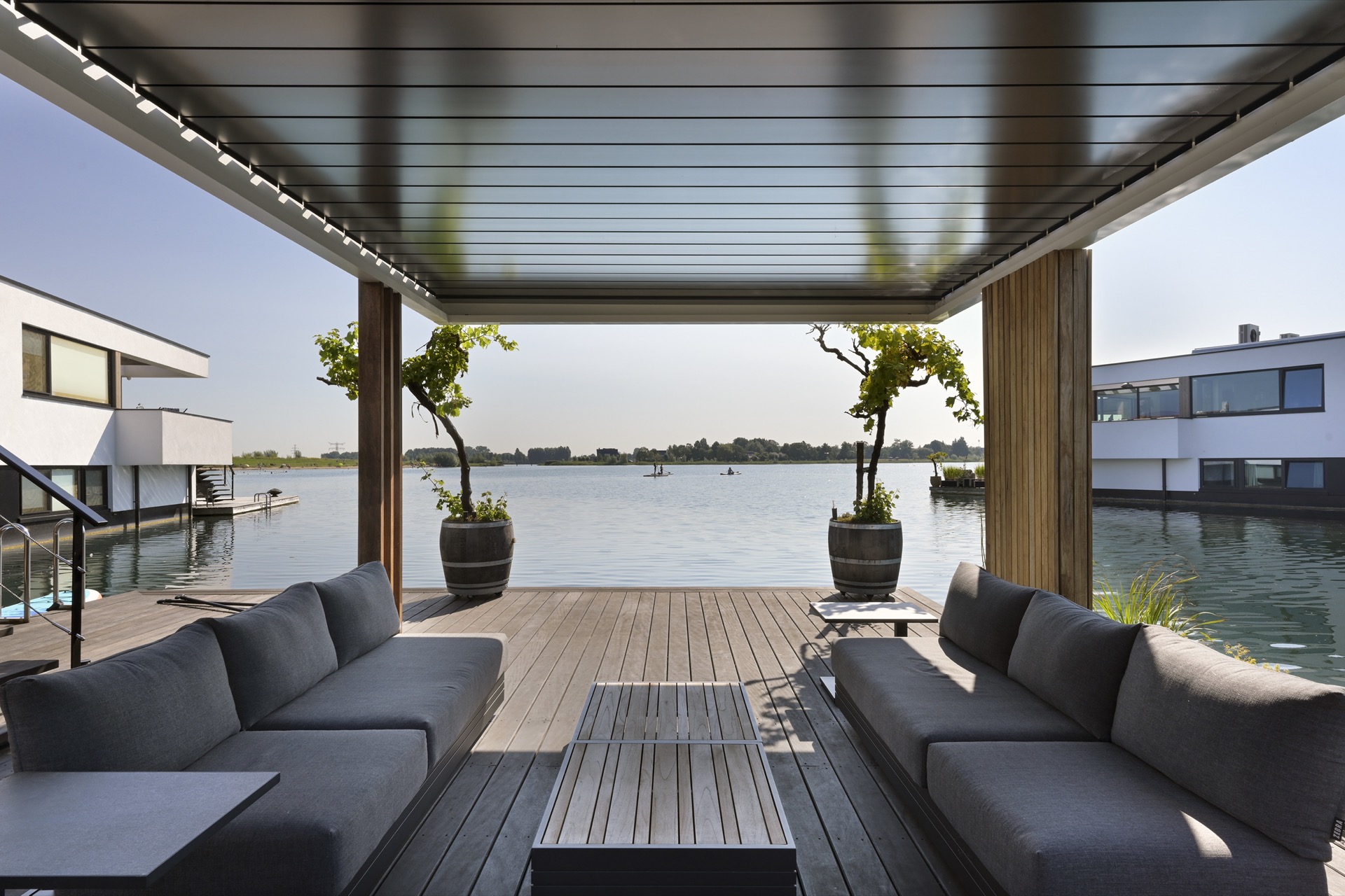 terrazza galleggiante sull’acqua: dettaglio del soffitto della pensilina in legno con luci lineari sopra la terrazza, Luxury, Design, Exclusive, Modern, Custom Made, Special, Beautiful