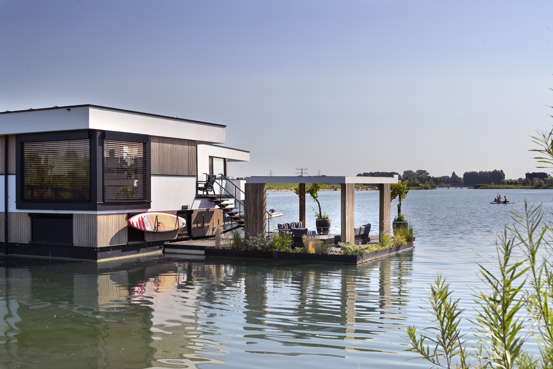 terrazza galleggiante sull’acqua: casa moderna sull’acqua con terrazza galleggiante e pensilina per soggiorno sul lago, Luxury, Design, Exclusive, Modern, Custom Made, Special, Beautiful