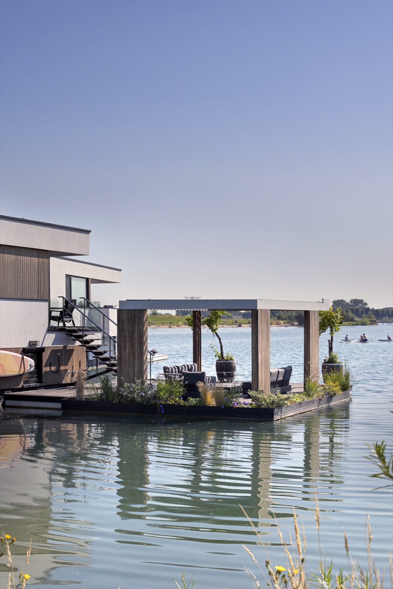 terrazza galleggiante sull’acqua: terrazza esterna simmetrica sotto una pensilina in legno con zona lounge e vista sull’acqua, Luxury, Design, Exclusive, Modern, Custom Made, Special, Beautiful