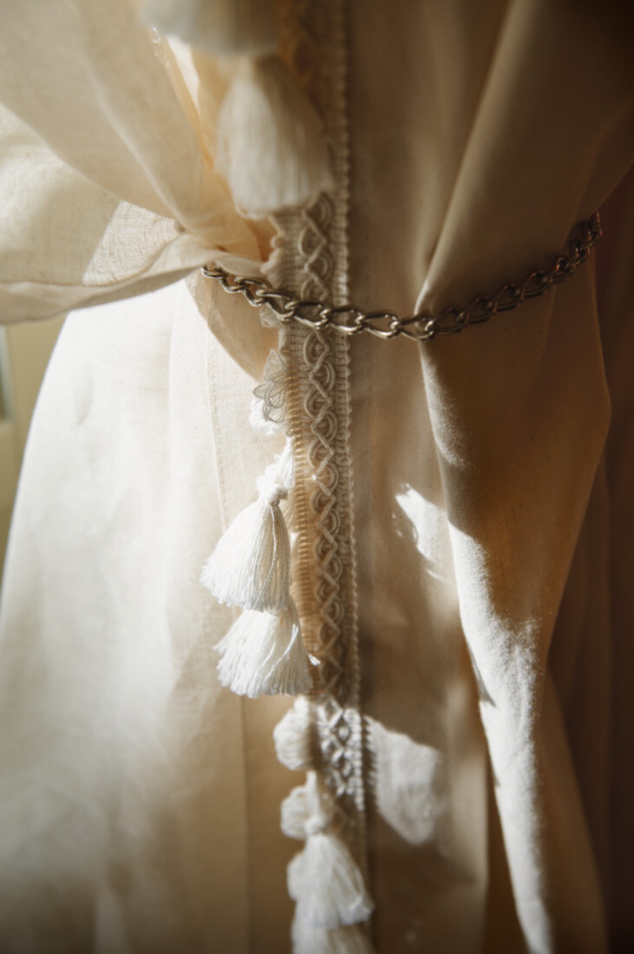home renovation contractors: curtain detail with chain and wooden curtain rail in warm tones, Luxe, Design, Exclusief, Modern, Maatwerk, Bijzondere, Mooie