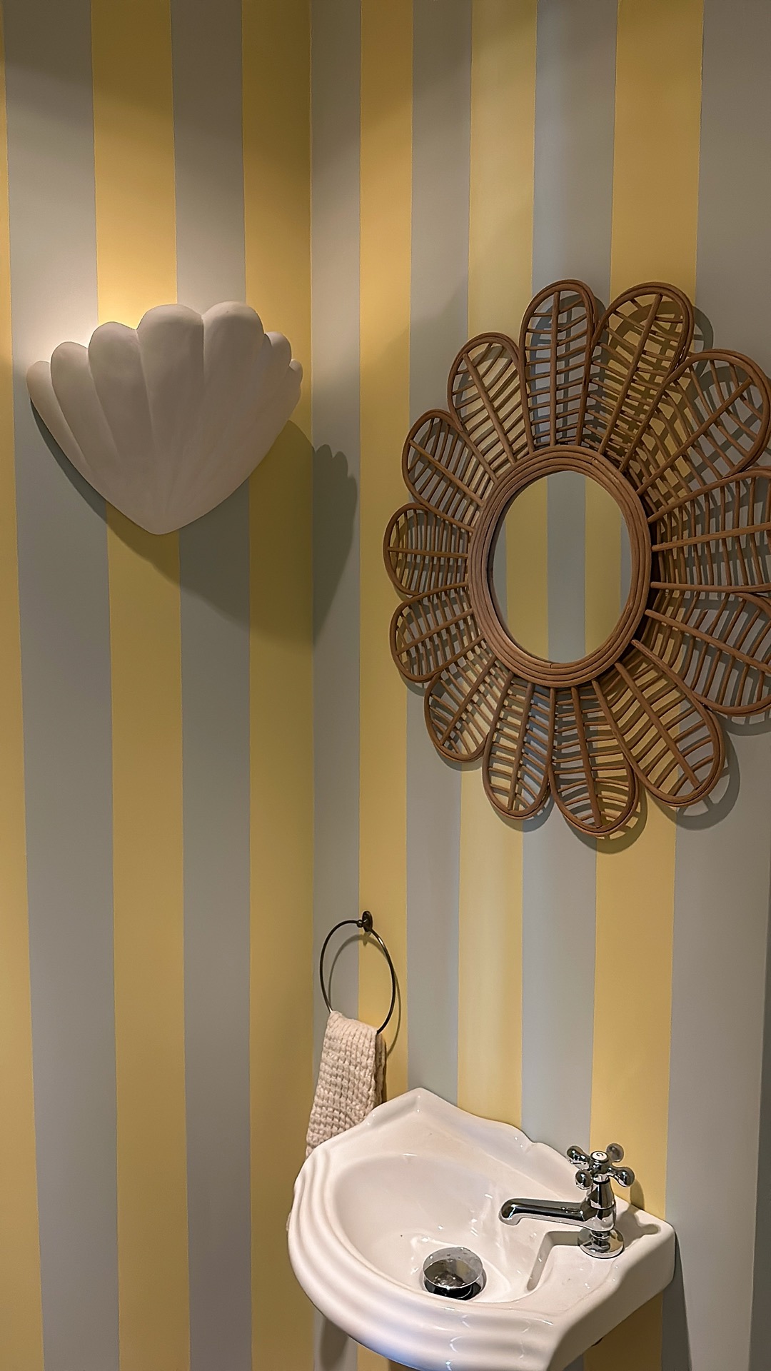 home renovation contractors: striped wall in white and yellow with heart-shaped wall motif and round rattan-like element, Luxe, Design, Exclusief, Modern, Maatwerk, Bijzondere, Mooie