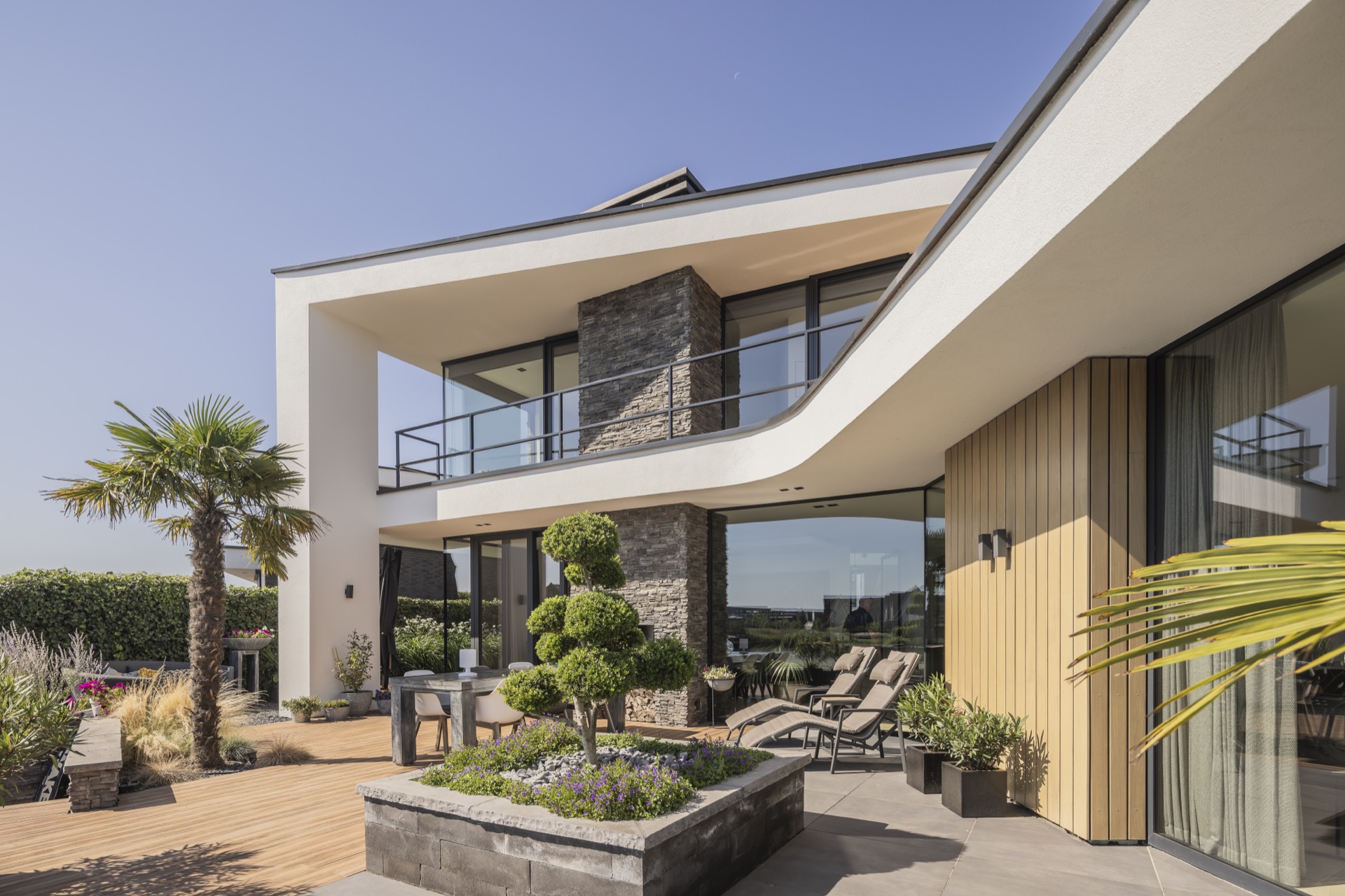 villa moderna sul lungomare: terrazza con doghe in legno e accenti in pietra naturale a Villa Miami con balcone curvo, Luxury, Design, Exclusive, Modern, Custom Made, Special, Beautiful