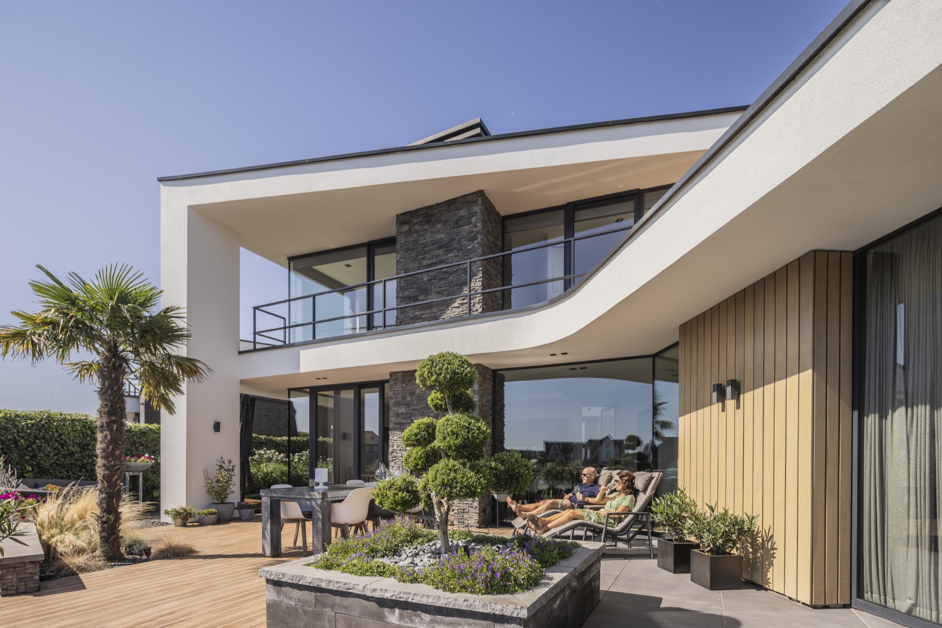 villa moderna sul lungomare: facciata moderna di Villa Miami con illuminazione calda, lettini e vista verso l’acqua, Luxury, Design, Exclusive, Modern, Custom Made, Special, Beautiful
