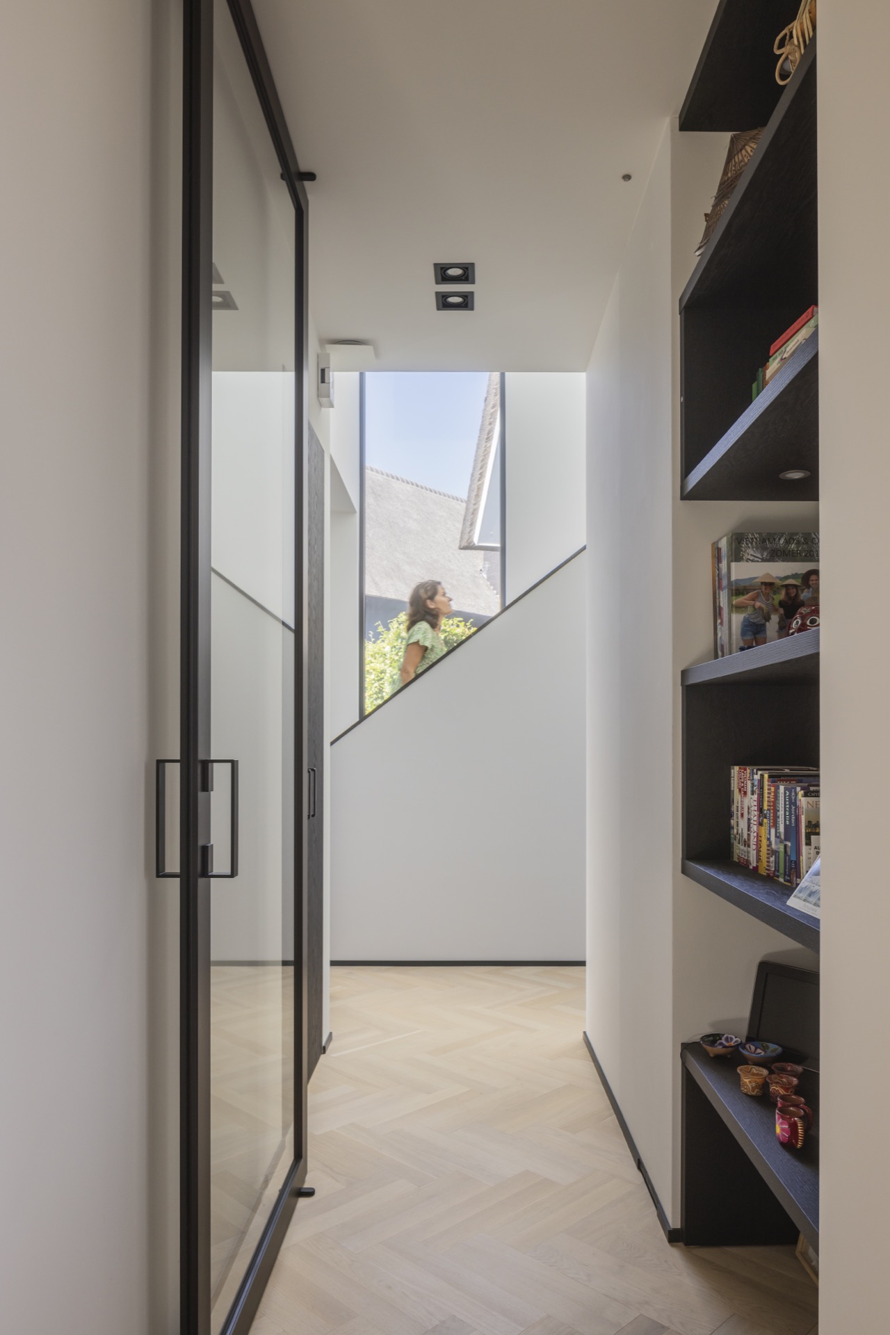 villa moderna sul lungomare: scala interna di Villa Miami con gradini in legno e spazio a doppia altezza, Luxury, Design, Exclusive, Modern, Custom Made, Special, Beautiful