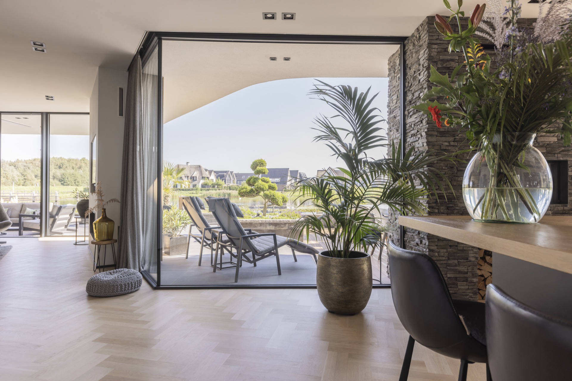 villa moderna sul lungomare: ingresso in Villa Miami con porta in vetro e vista verso la luce e l’area della scala, Luxury, Design, Exclusive, Modern, Custom Made, Special, Beautiful