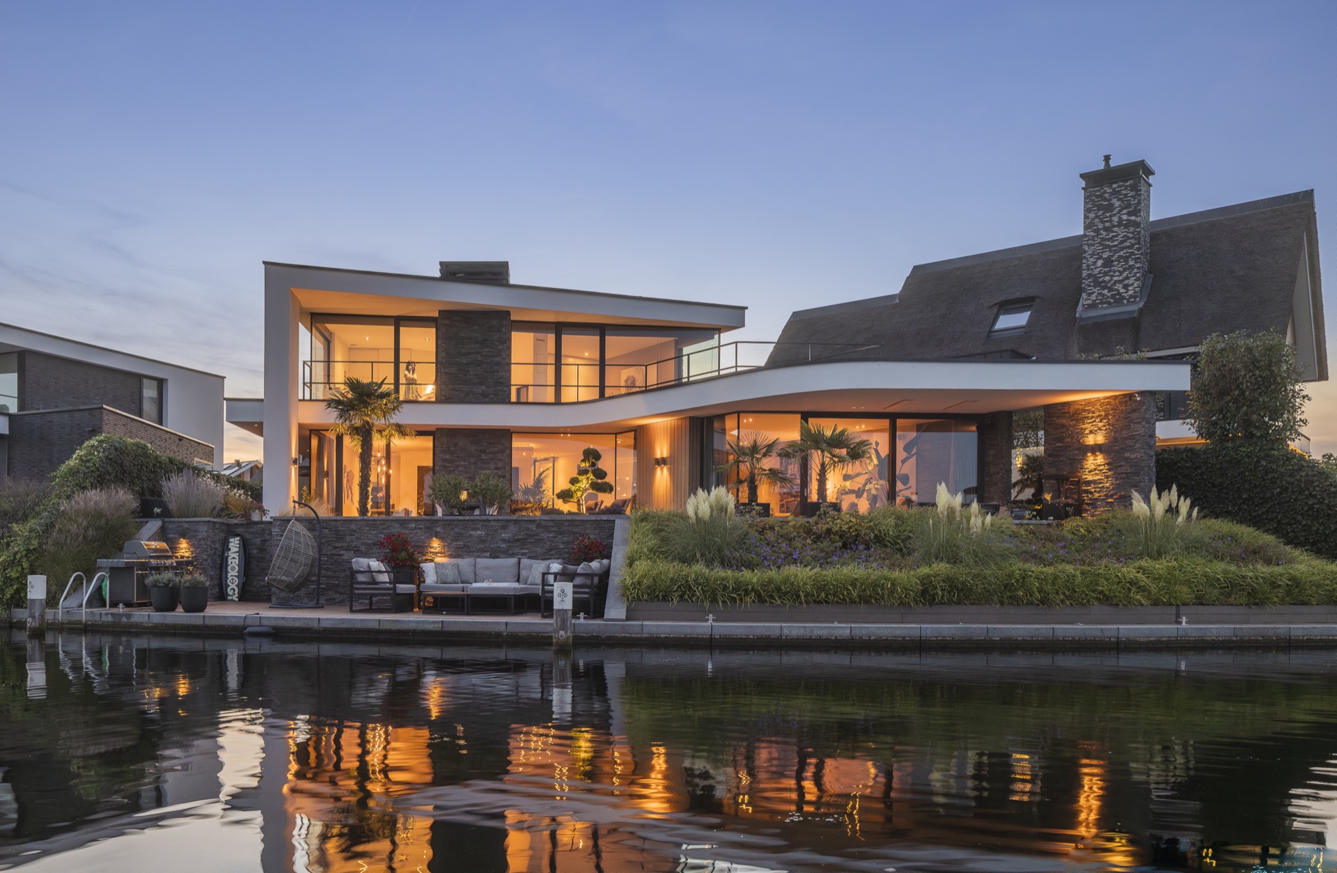 villa moderna sul lungomare: villa Miami di sera con giardino illuminato e riflesso sull’acqua, Luxury, Design, Exclusive, Modern, Custom Made, Special, Beautiful