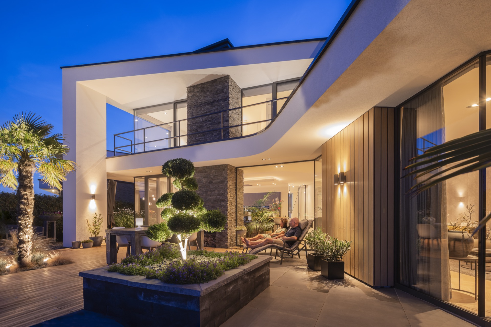 villa moderna sul lungomare: terrazza serale a Villa Miami con ringhiera in vetro, doghe in legno e luce calda sotto la, Luxury, Design, Exclusive, Modern, Custom Made, Special, Beautiful