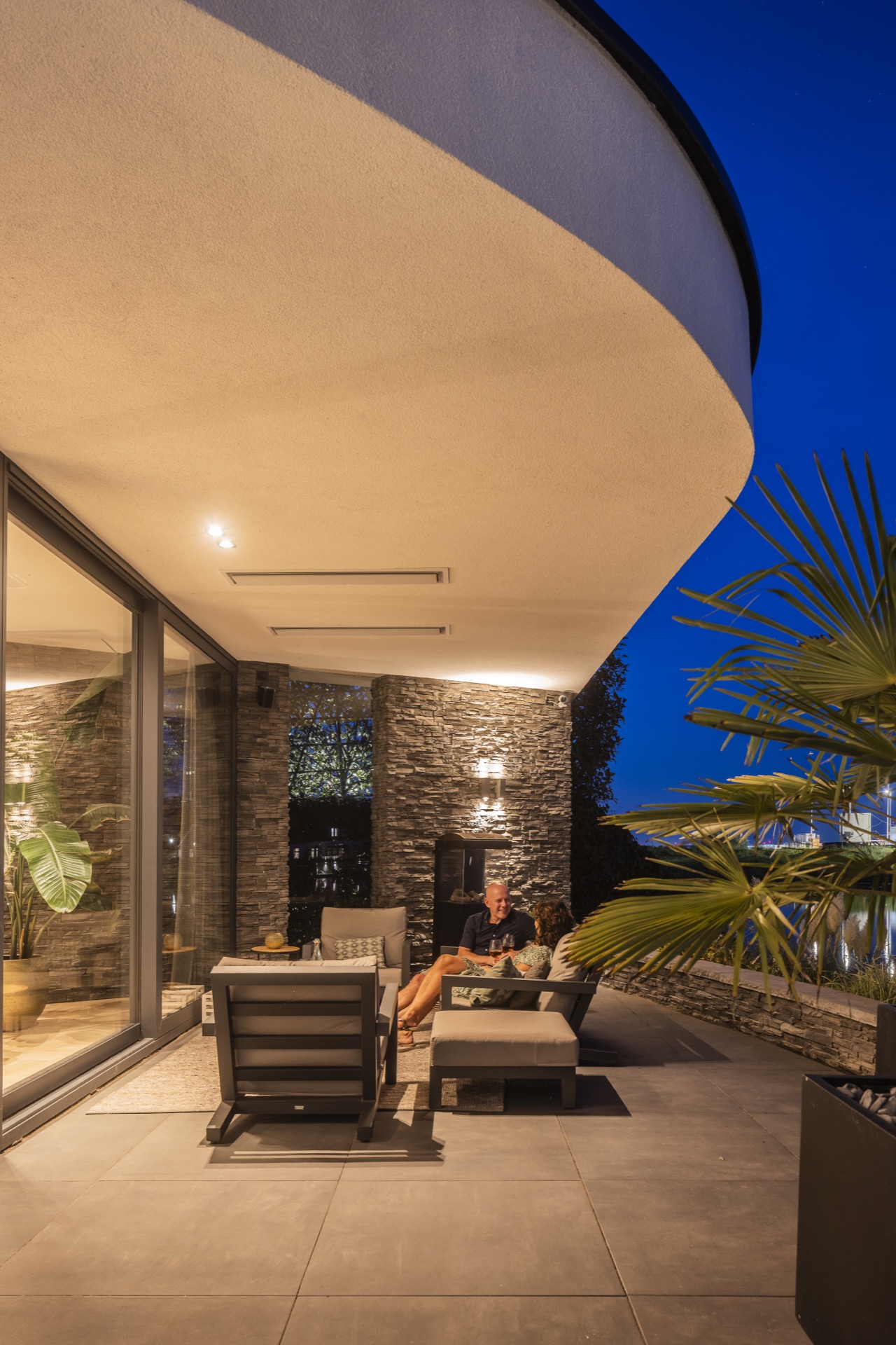 villa moderna sul lungomare: dettaglio della facciata di Villa Miami alla sera con doghe in legno e ingresso illuminato, Luxury, Design, Exclusive, Modern, Custom Made, Special, Beautiful