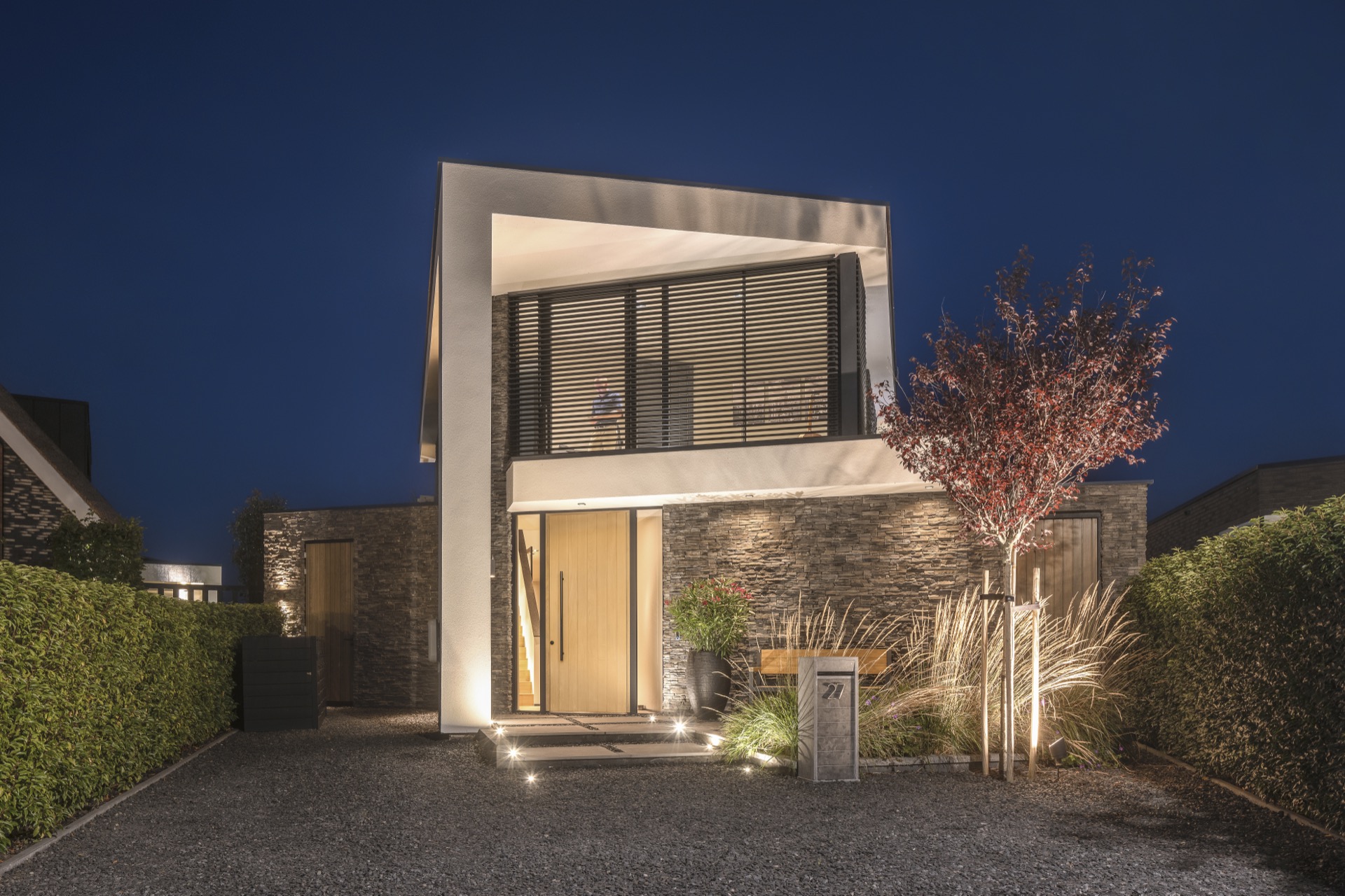 villa moderna sul lungomare: terrazza tipo balcone a Villa Miami sul mare con ringhiera in vetro e pavimentazione in legno, Luxury, Design, Exclusive, Modern, Custom Made, Special, Beautiful