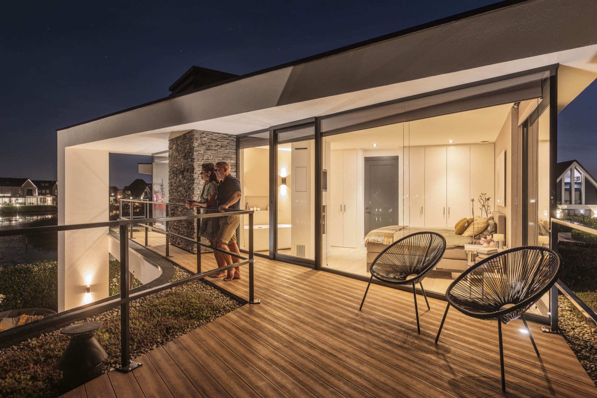 villa moderna sul lungomare: facciata serale di Villa Miami con ingresso illuminato e grandi vetrate, Luxury, Design, Exclusive, Modern, Custom Made, Special, Beautiful