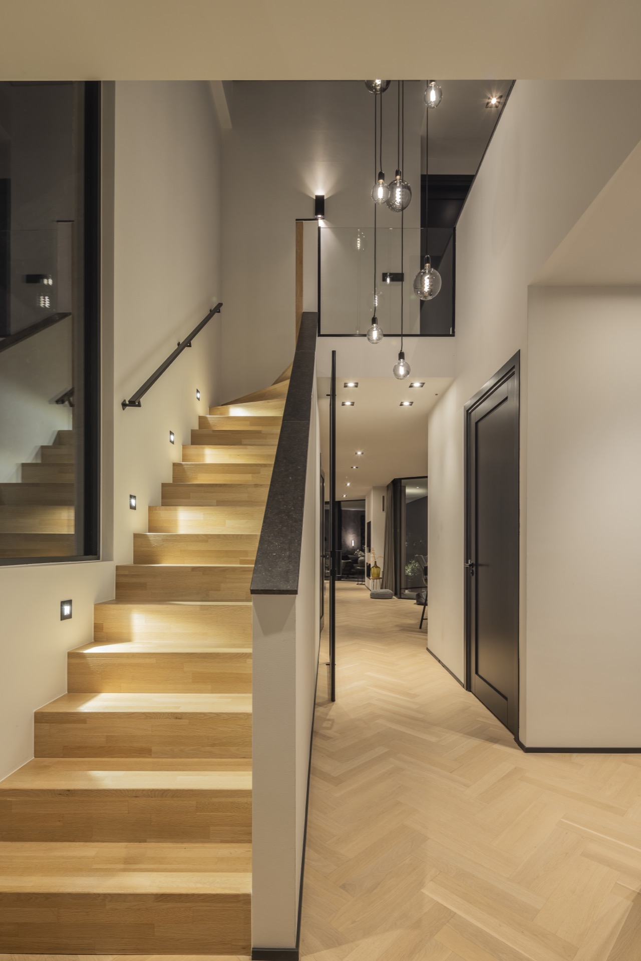 villa moderna sul lungomare: interno con vetrata aperta a Villa Miami verso la terrazza di sera, Luxury, Design, Exclusive, Modern, Custom Made, Special, Beautiful