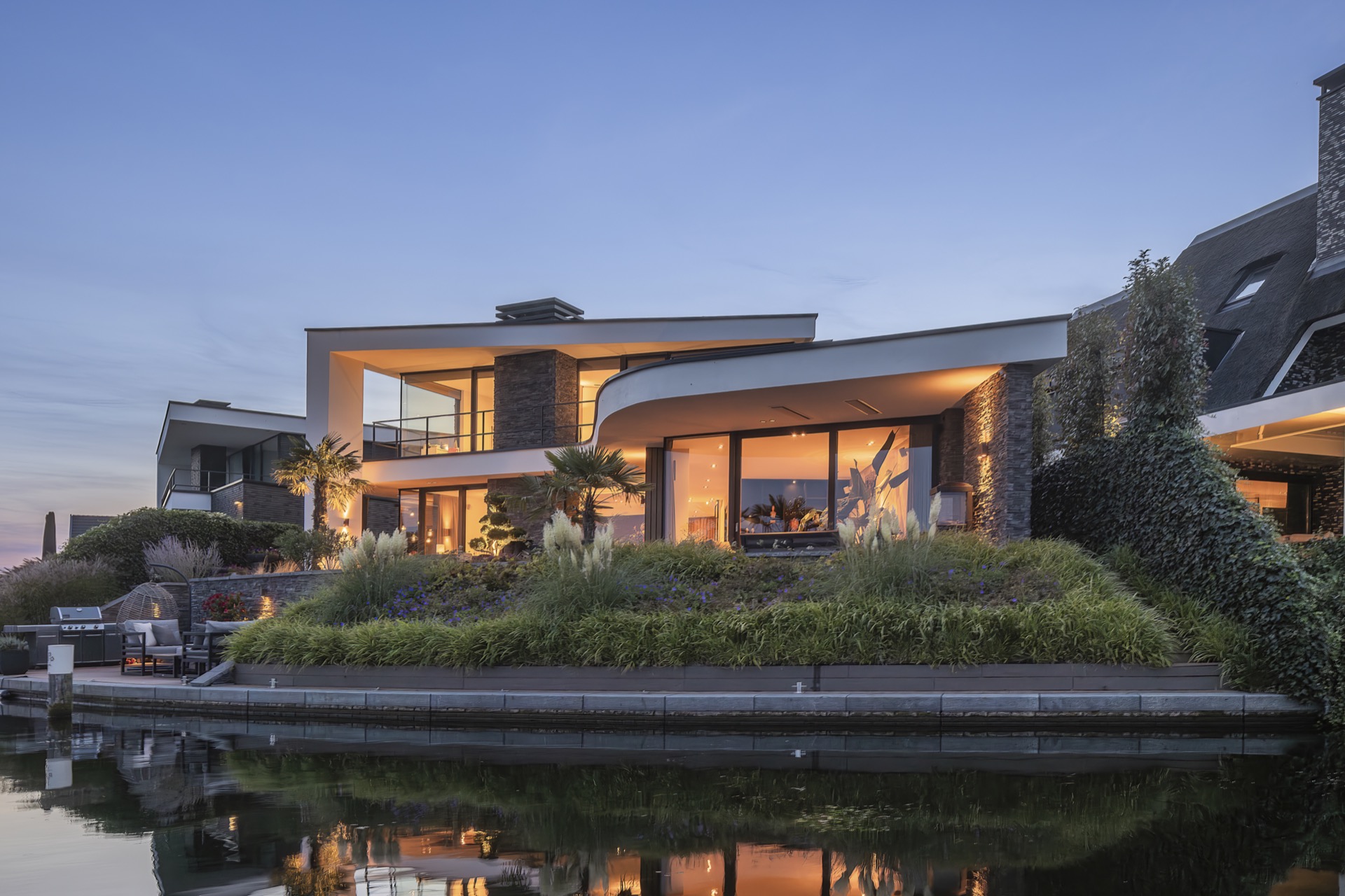 villa moderna sul lungomare: facciata illuminata di Villa Miami con grandi vetrate e terrazza sul bordo dell’acqua, Luxury, Design, Exclusive, Modern, Custom Made, Special, Beautiful