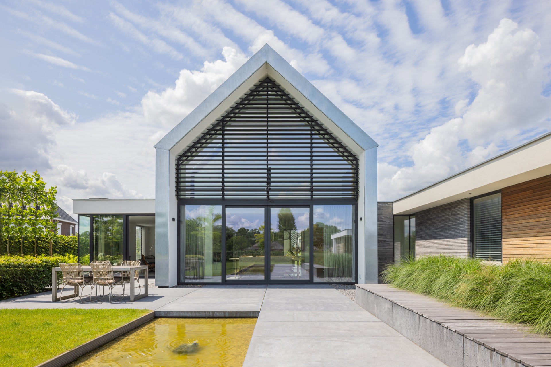 villa con accento facciata tipo zinco: vista frontale della villa moderna: lamelle davanti alle grandi finestre e bordo, Luxe, Design, Exclusief, Modern, Maatwerk, Bijzondere, Mooie