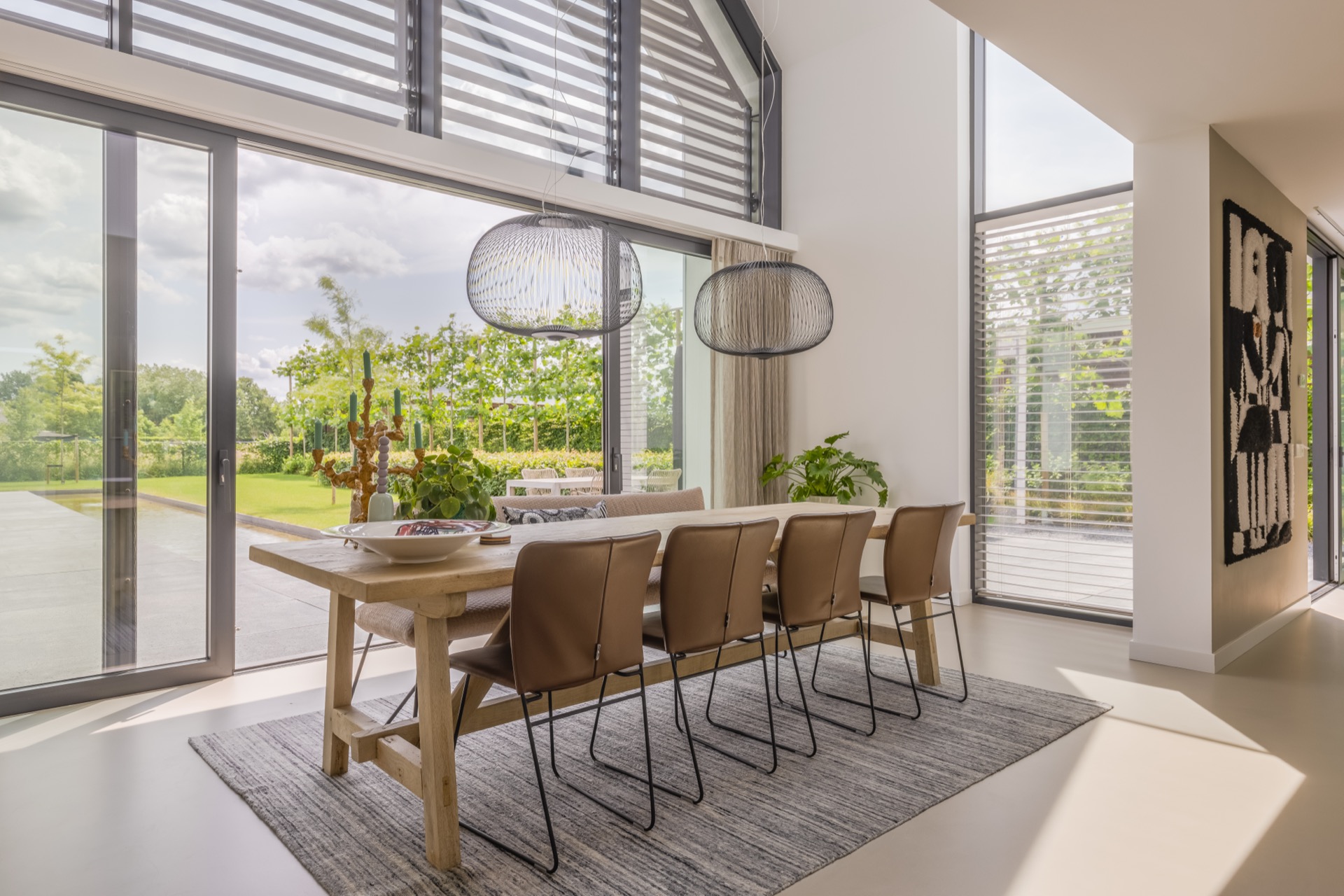 villa con accento facciata tipo zinco: zona pranzo interna di una villa moderna con grandi porte in vetro, lamelle e lampade, Luxe, Design, Exclusief, Modern, Maatwerk, Bijzondere, Mooie