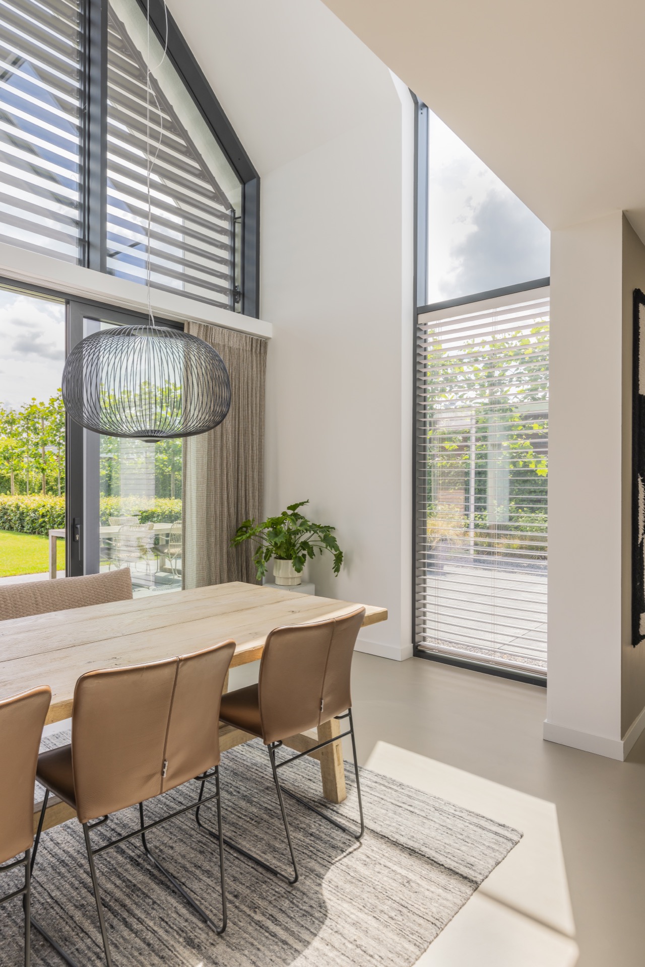 villa con accento facciata tipo zinco: dettaglio della zona pranzo con tavolo in legno, grandi finestre con lamelle e, Luxe, Design, Exclusief, Modern, Maatwerk, Bijzondere, Mooie