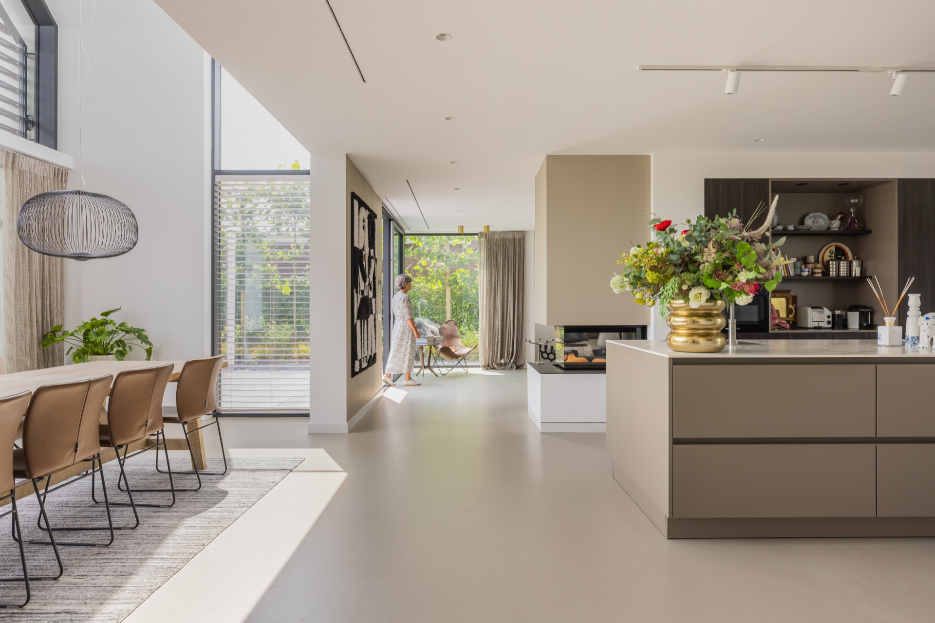 villa con accento facciata tipo zinco: zona giorno open con blocco cucina, grandi finestre e lamelle con vista sul giardino, Luxe, Design, Exclusief, Modern, Maatwerk, Bijzondere, Mooie