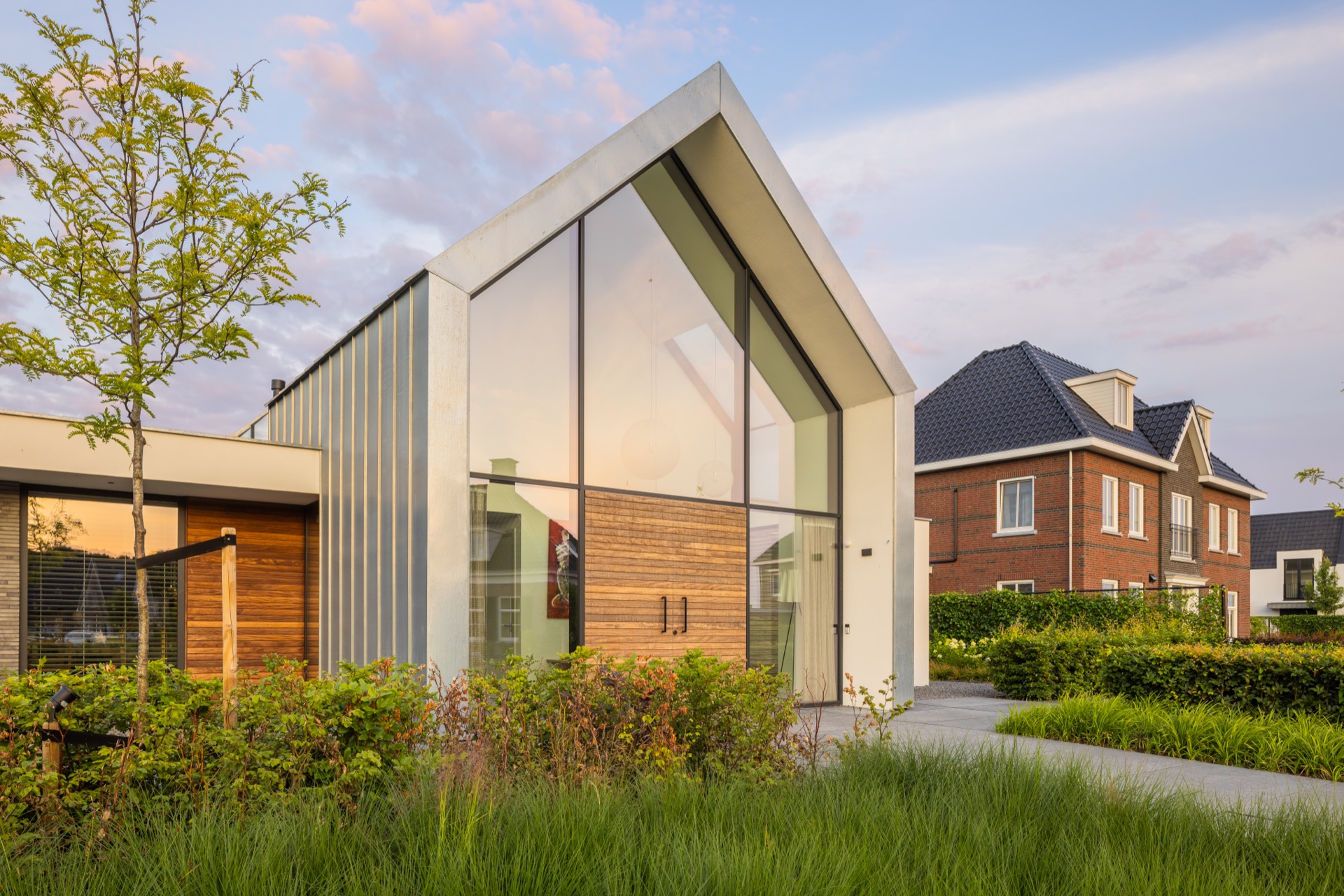 villa con accento facciata tipo zinco: vista retro con grande facciata in vetro, accento di rivestimento in legno e linee, Luxe, Design, Exclusief, Modern, Maatwerk, Bijzondere, Mooie
