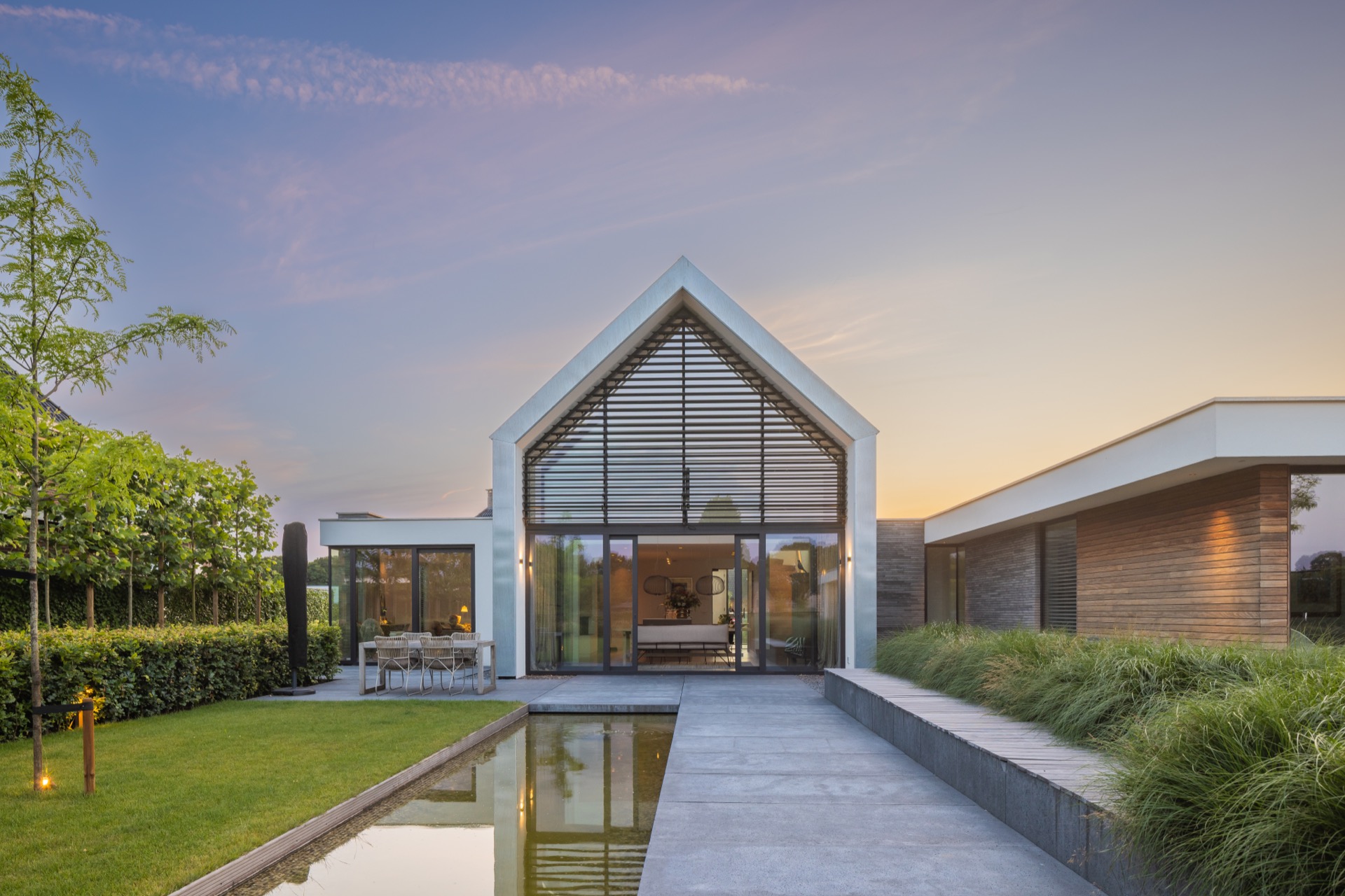 villa con accento facciata tipo zinco: vista frontale al crepuscolo: accento di facciata tipo zinco, grandi porte in vetro e, Luxe, Design, Exclusief, Modern, Maatwerk, Bijzondere, Mooie