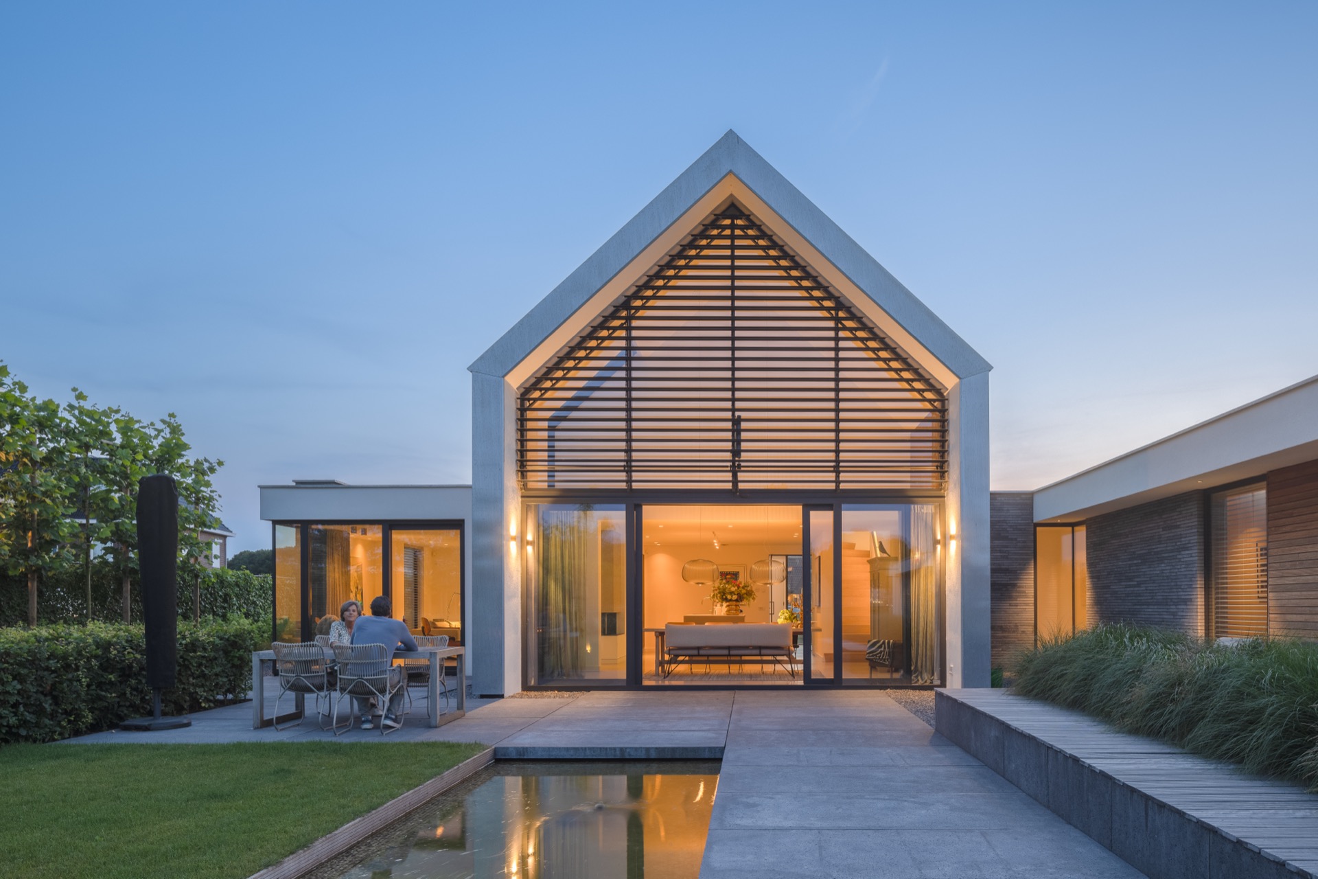 villa con accento facciata tipo zinco: villa moderna al crepuscolo: accento di facciata tipo zinco, grande vetrata e lamelle, Luxe, Design, Exclusief, Modern, Maatwerk, Bijzondere, Mooie