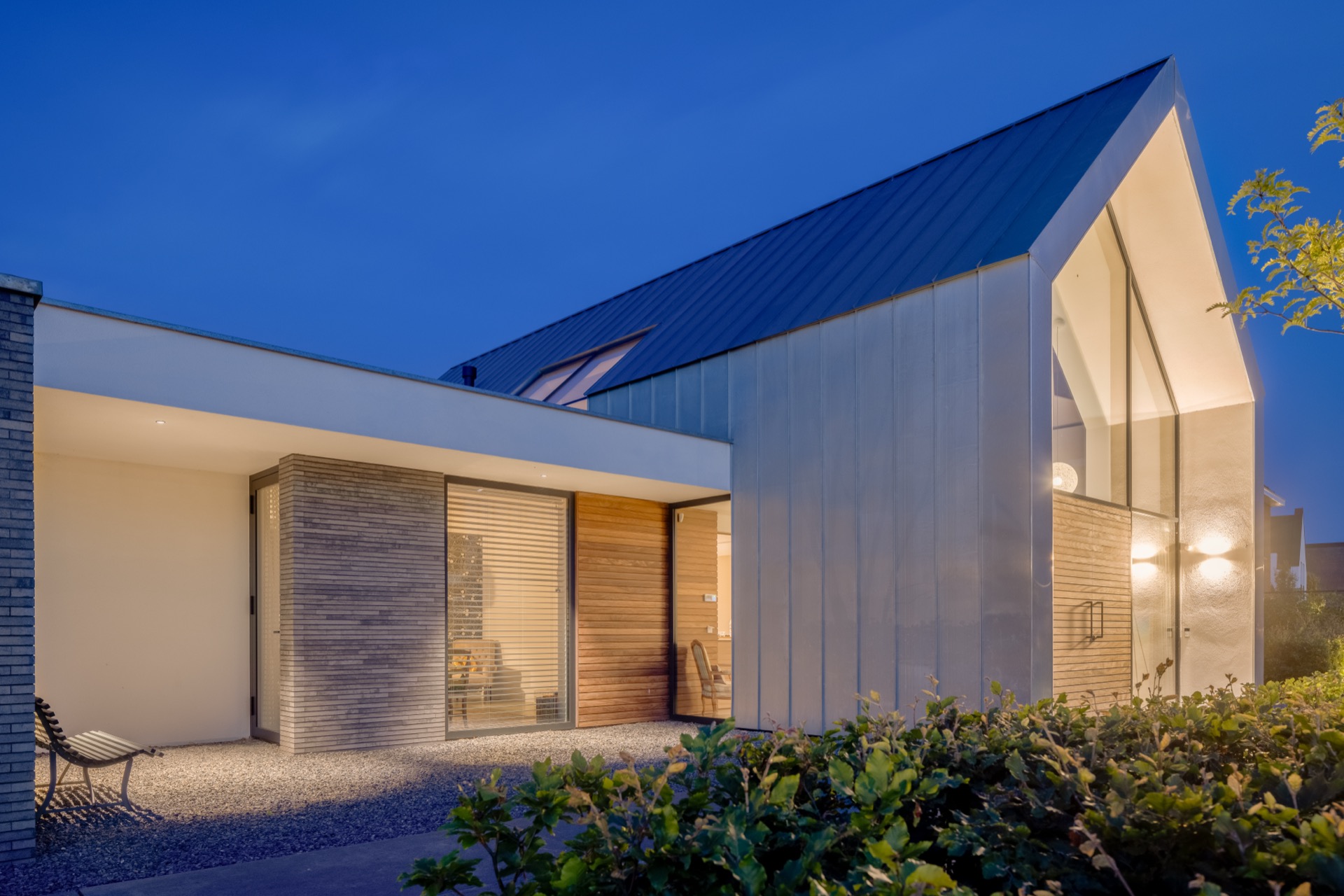 villa con accento facciata tipo zinco: dettaglio angolare esterno: rivestimento di facciata metallico, grande pannello in, Luxe, Design, Exclusief, Modern, Maatwerk, Bijzondere, Mooie