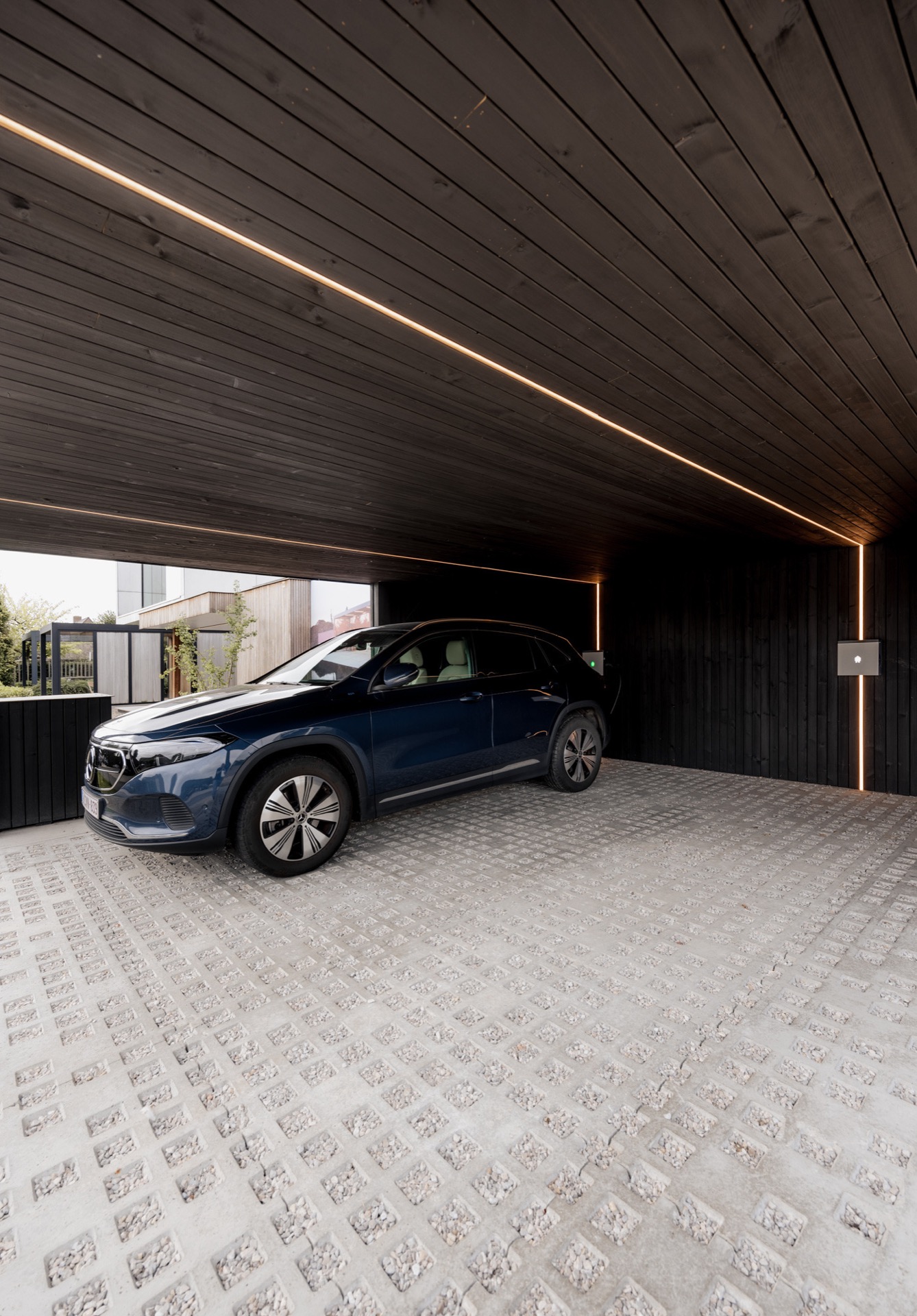 rivestimento parete: soffitto della carport con illuminazione lineare calda e rivestimento in legno scuro, Luxury, Design, Exclusive, Modern, Custom Made, Special, Beautiful
