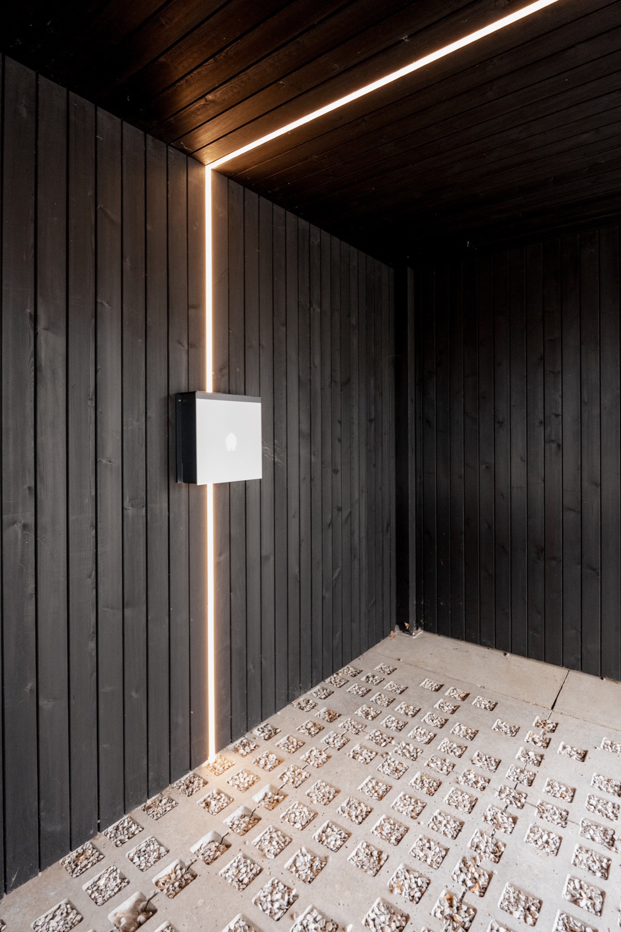 rivestimento parete: parete della carport con listelli in legno verticali e luce lineare calda nell’angolo, Luxury, Design, Exclusive, Modern, Custom Made, Special, Beautiful