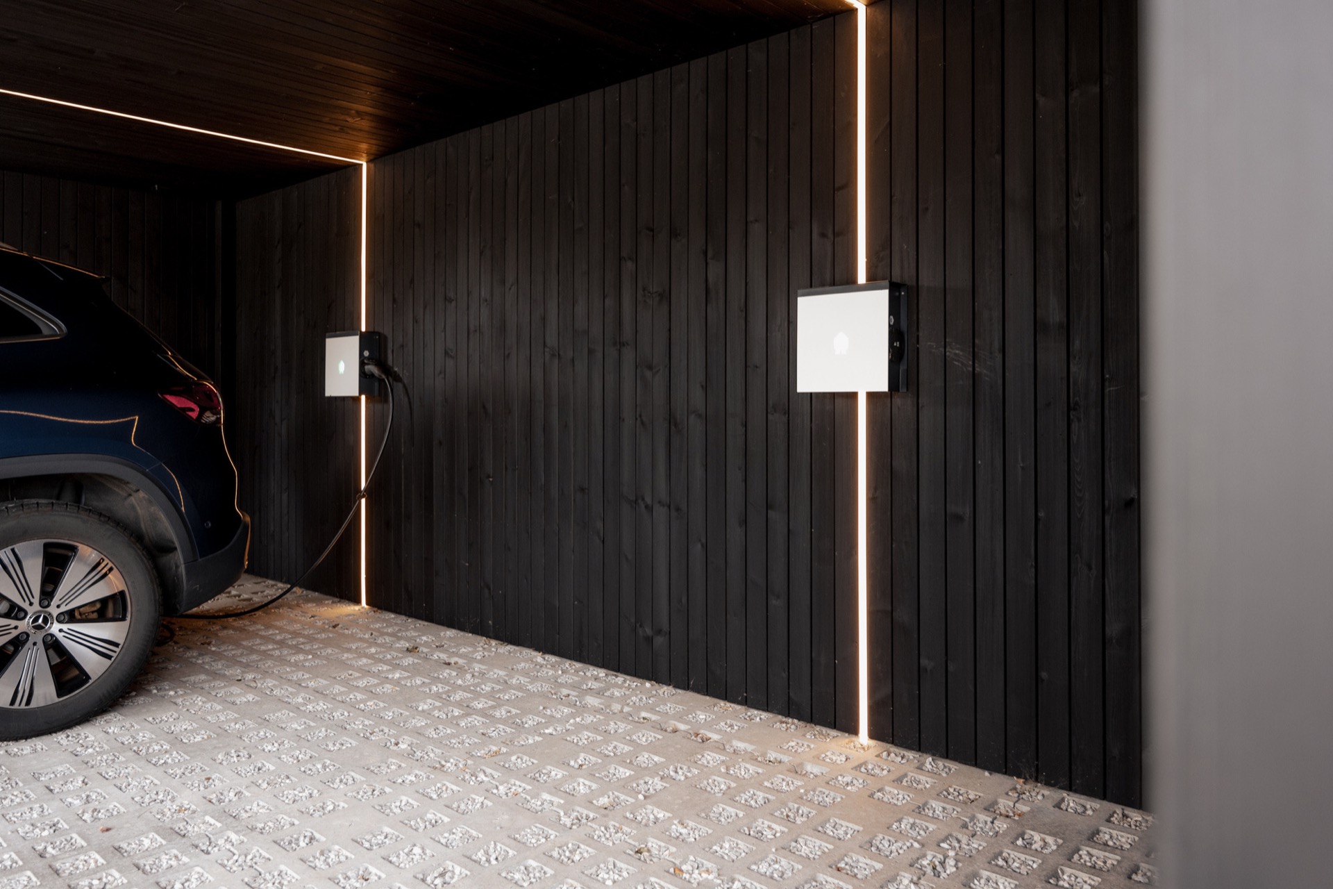 rivestimento parete: interno della carport con pareti in legno scuro e illuminazione lineare calda sul soffitto, Luxury, Design, Exclusive, Modern, Custom Made, Special, Beautiful
