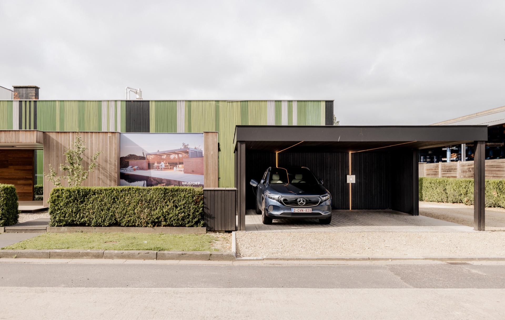 rivestimento parete: carport robusto con rivestimento in legno verticale e illuminazione lineare calda, Luxury, Design, Exclusive, Modern, Custom Made, Special, Beautiful