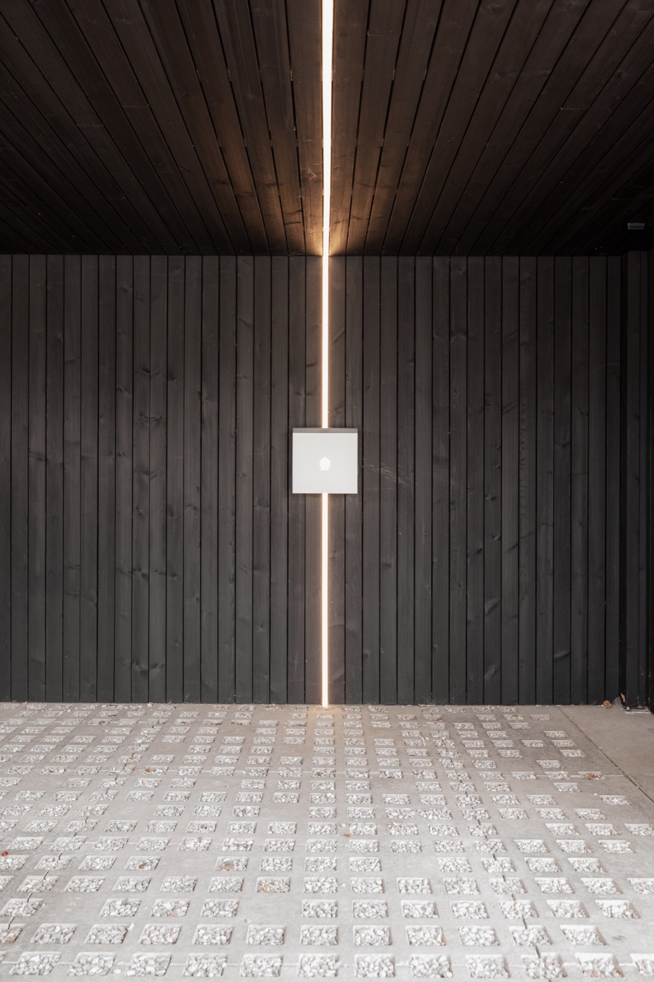 rivestimento parete: interno della carport con linea luminosa calda centrale su pareti in legno scuro, Luxury, Design, Exclusive, Modern, Custom Made, Special, Beautiful