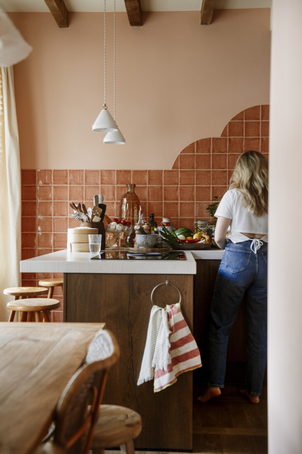home renovation contractors: close-up of striped fabric and wooden round bead rail in warm tones, Luxe, Design, Exclusief, Modern, Maatwerk, Bijzondere, Mooie