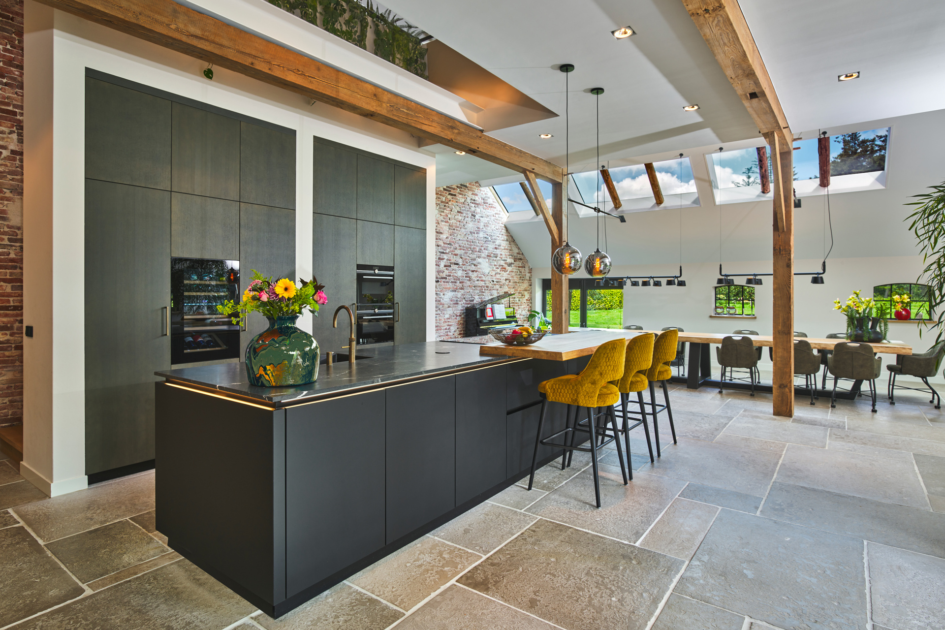 Open kitchen with cooking island, dark cabinets, wooden beams and pendant lighting, Luxe, Design, Exclusief, Modern, Maatwerk, Bijzondere, Mooie